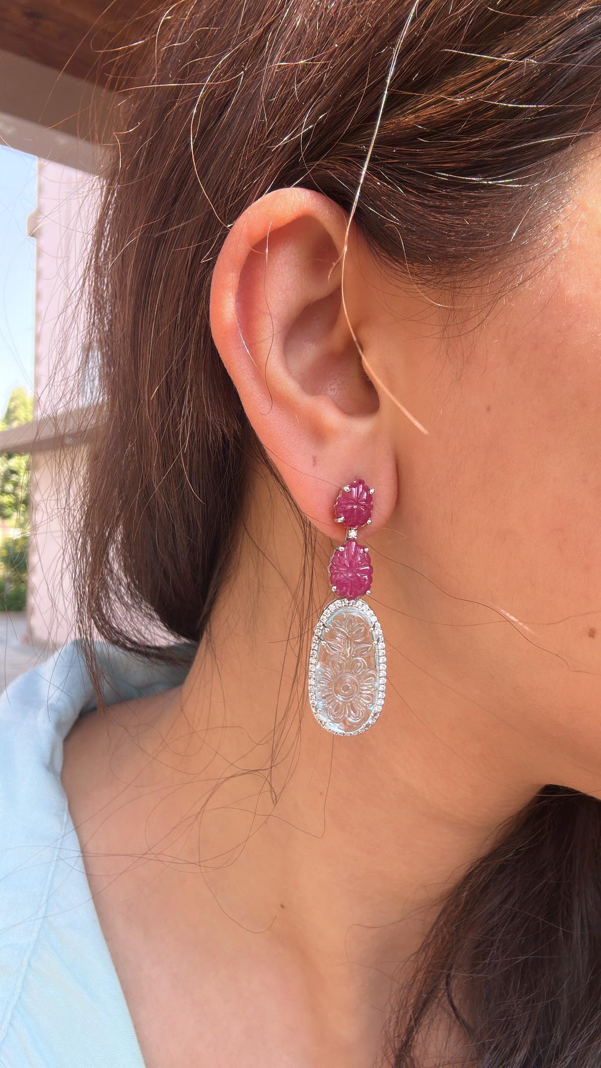 Pendants d'oreilles en or 18 carats, aigue-marine sculptée, rubis du Mozambique et diamants en vente 3