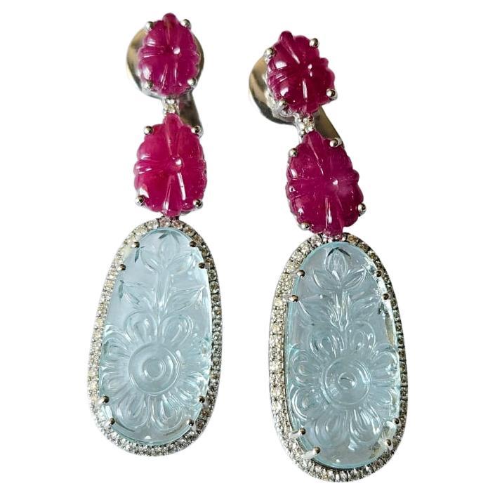 Pendants d'oreilles en or 18 carats, aigue-marine sculptée, rubis du Mozambique et diamants en vente
