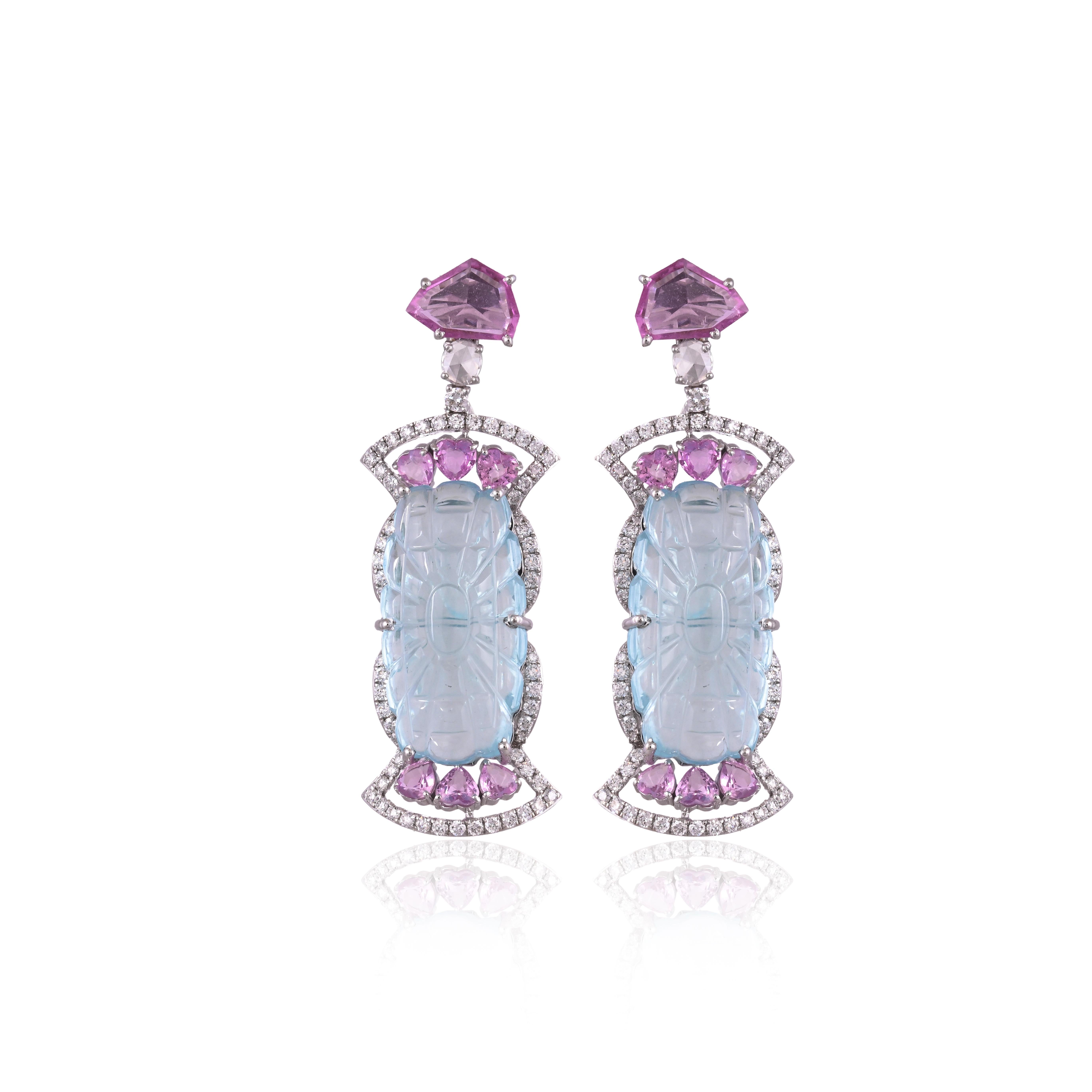 Un bellissimo orecchino con acquamarina e zaffiri rosa, incastonato in oro bianco 18 carati e diamanti naturali. Il peso dell'acquamarina intagliata è di 37.37 carati. L'acquamarina è intagliata a mano nel nostro laboratorio. Il peso complessivo