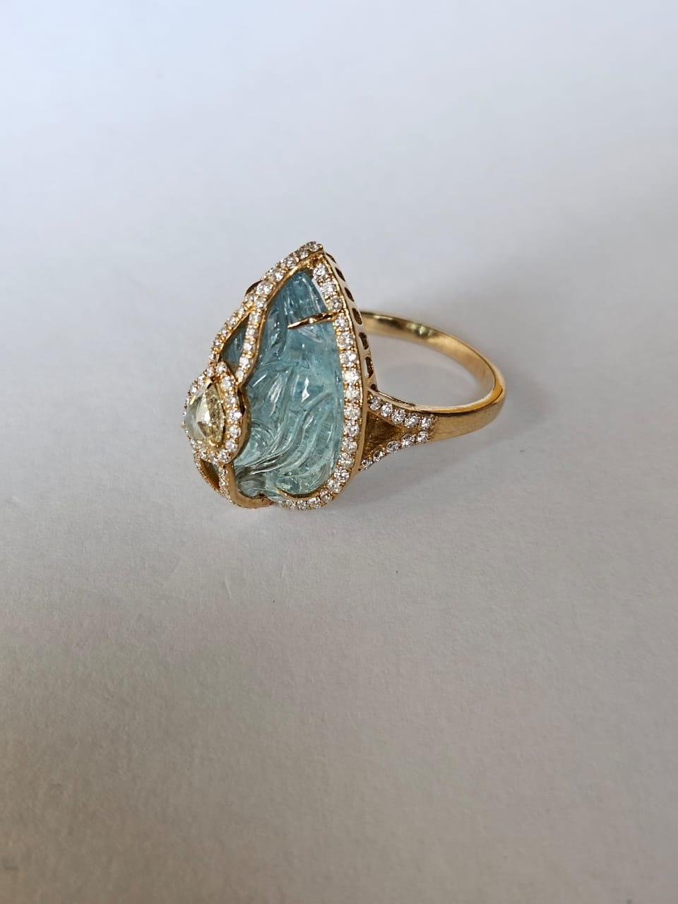 Set in 18K Gold, carved Aquamarine & Rose Cut Diamonds Cocktail Engagement Ring In New Condition For Sale In Hong Kong, HK