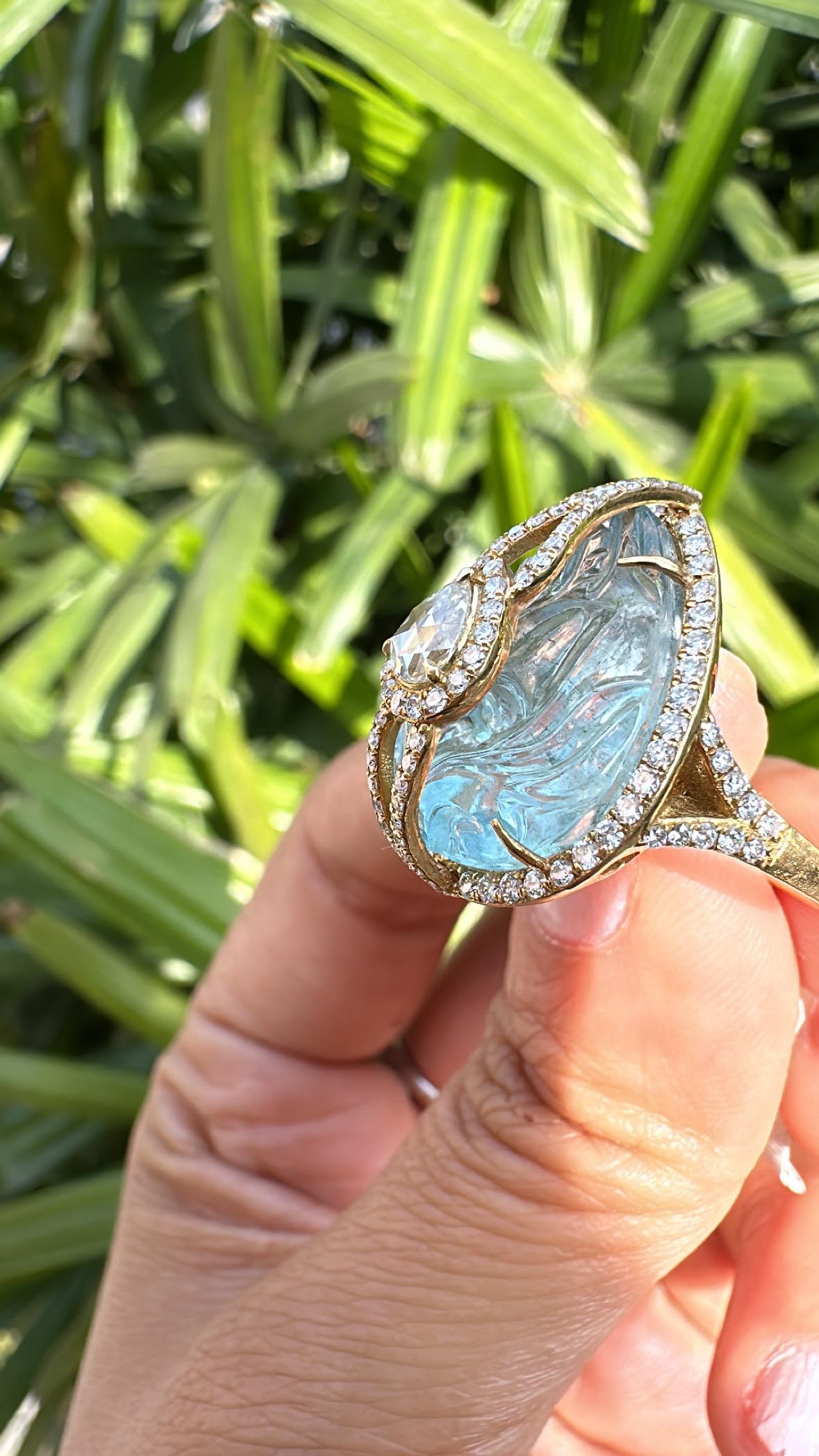 Set in 18K Gold, carved Aquamarine & Rose Cut Diamonds Cocktail Engagement Ring For Sale 1