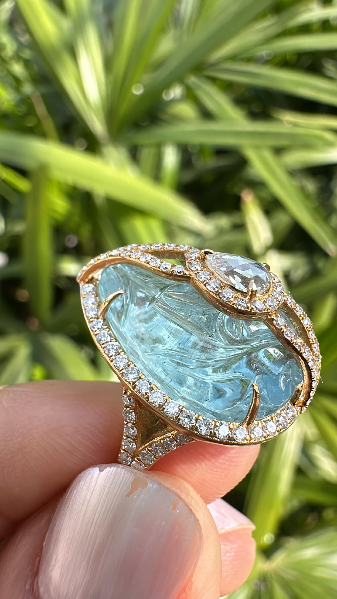 Set in 18K Gold, carved Aquamarine & Rose Cut Diamonds Cocktail Engagement Ring For Sale 2