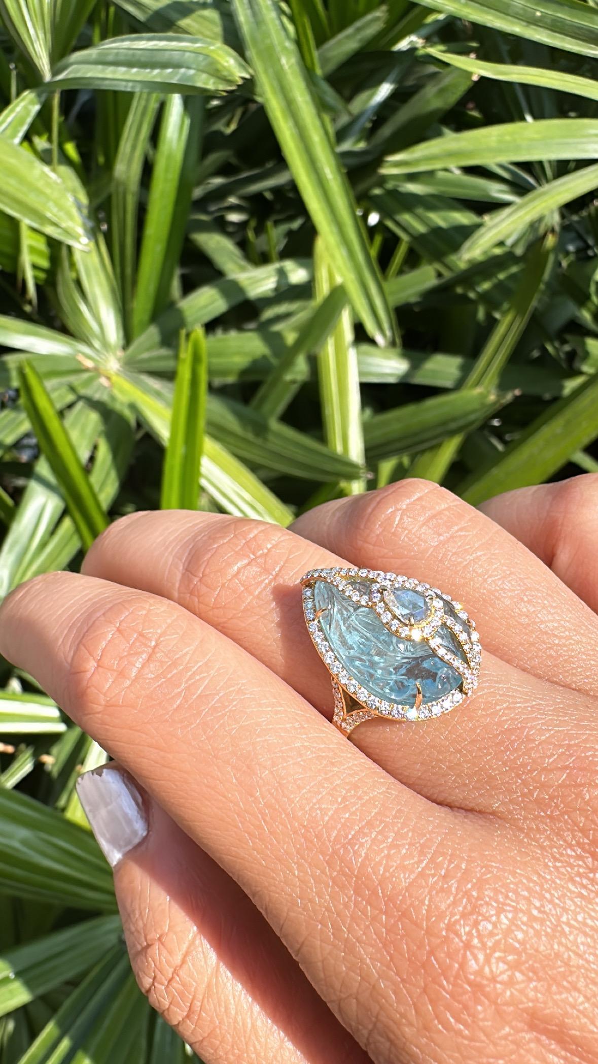 Set in 18K Gold, carved Aquamarine & Rose Cut Diamonds Cocktail Engagement Ring For Sale 4