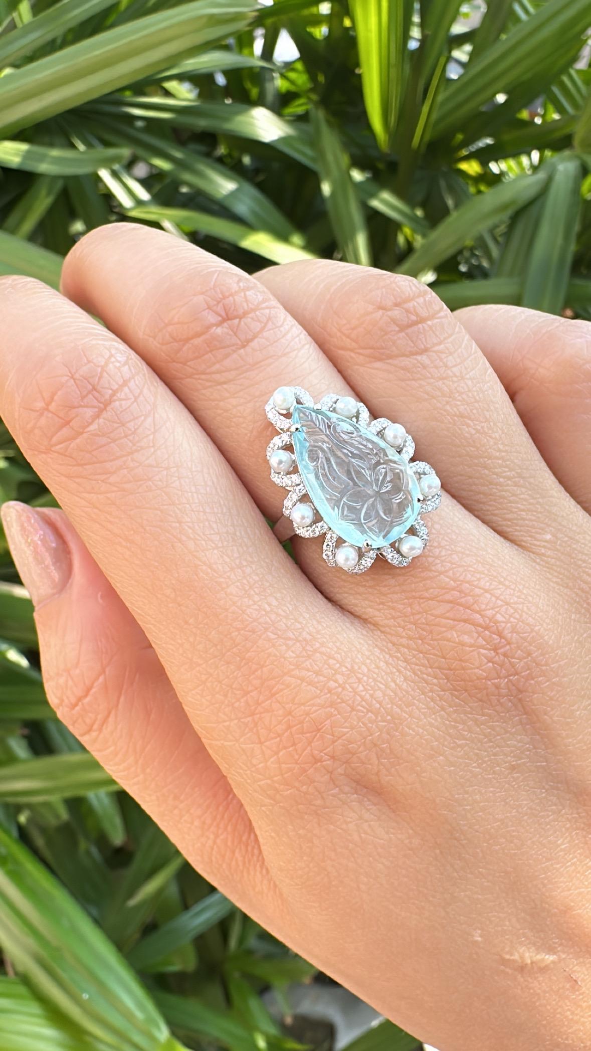Set in 18K Gold, carved Aquamarines, Freshwater Pearls & Diamonds Cocktail Ring For Sale 4