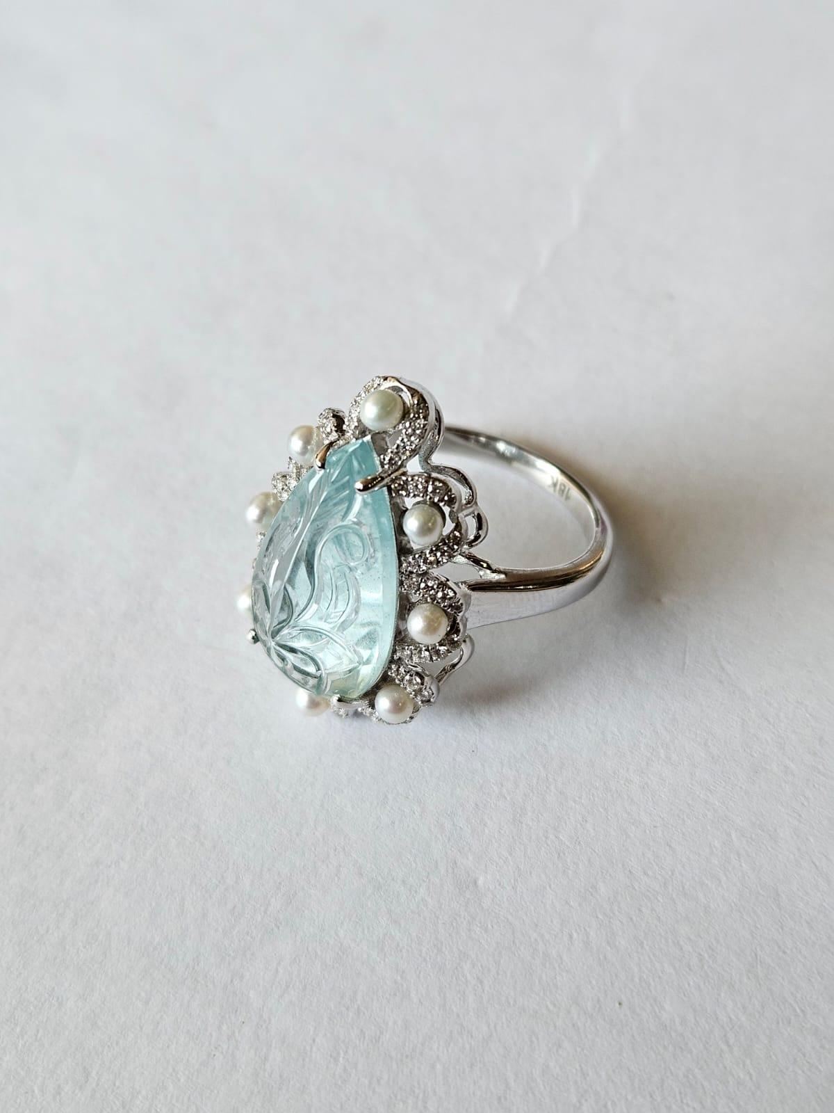 Round Cut Set in 18K Gold, carved Aquamarines, Freshwater Pearls & Diamonds Cocktail Ring For Sale