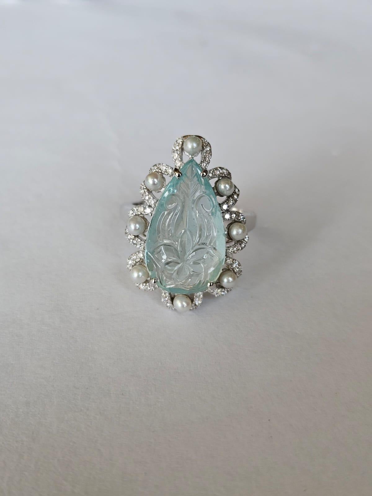 Set in 18K Gold, carved Aquamarines, Freshwater Pearls & Diamonds Cocktail Ring In New Condition For Sale In Hong Kong, HK