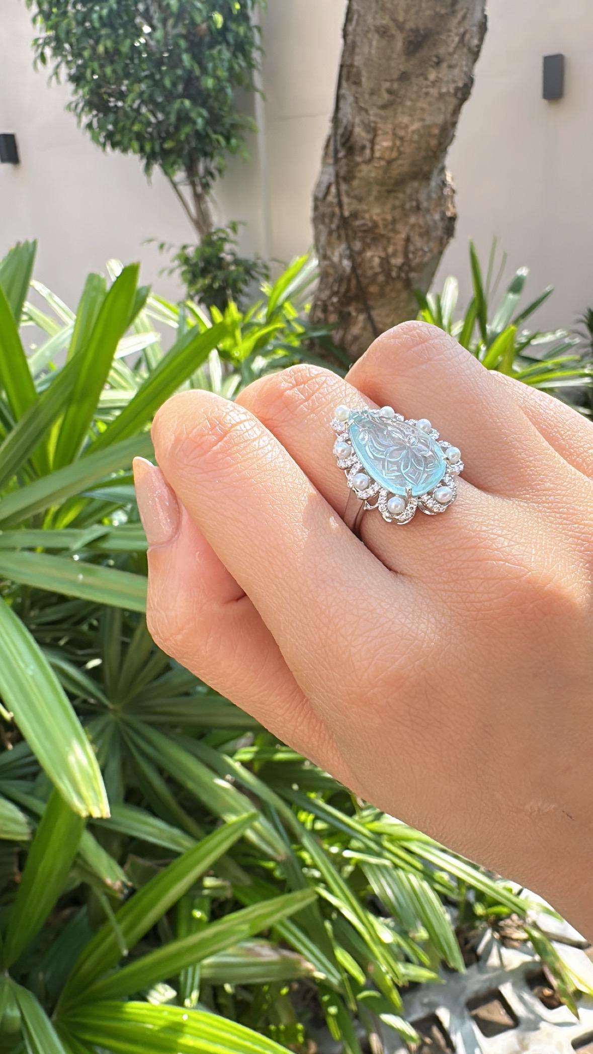 Set in 18K Gold, carved Aquamarines, Freshwater Pearls & Diamonds Cocktail Ring For Sale 1