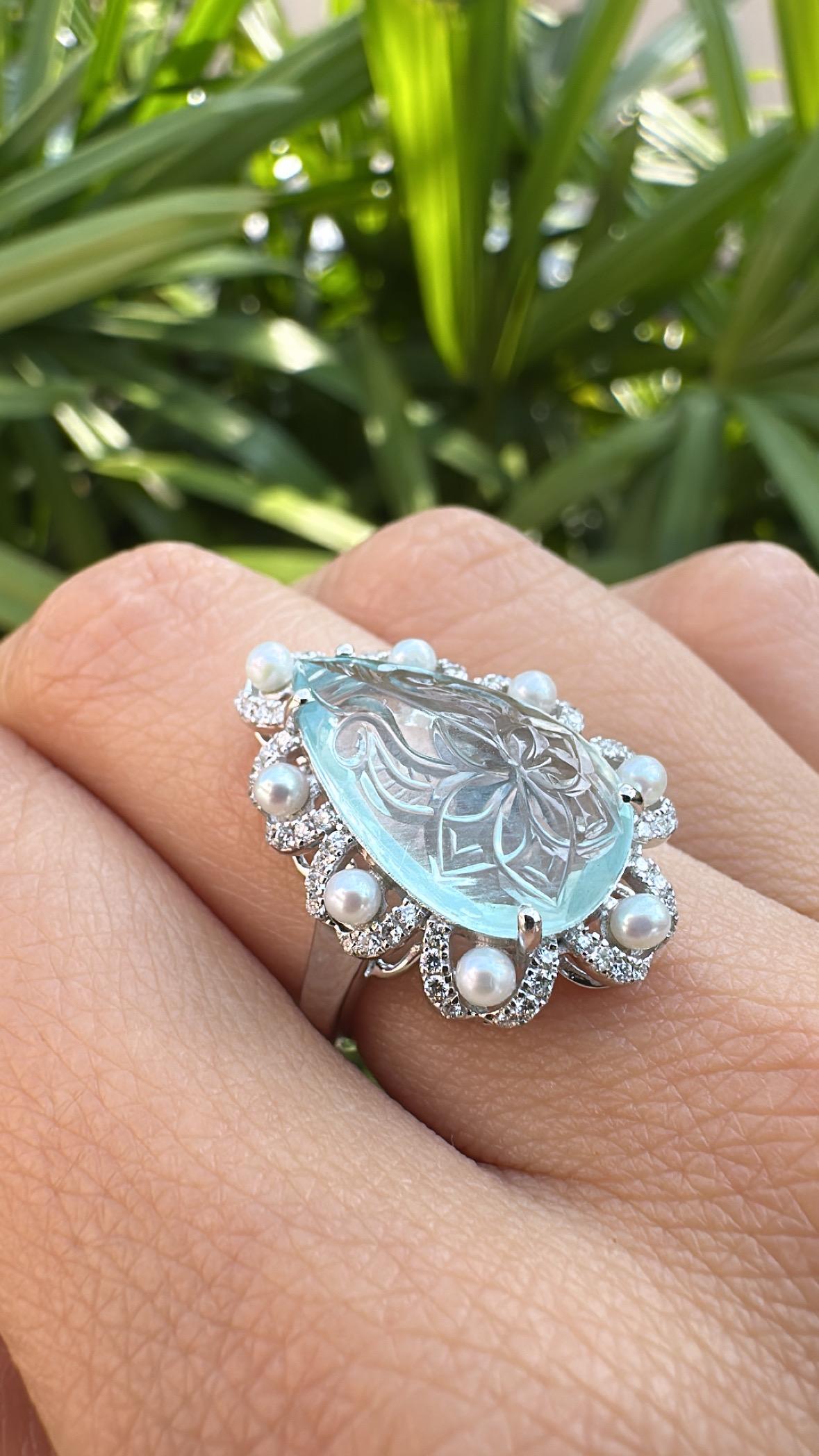 Set in 18K Gold, carved Aquamarines, Freshwater Pearls & Diamonds Cocktail Ring For Sale 3
