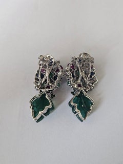 Orecchini pendenti con zaffiro blu, smeraldo, rubino e diamanti, incisi in oro 18 carati