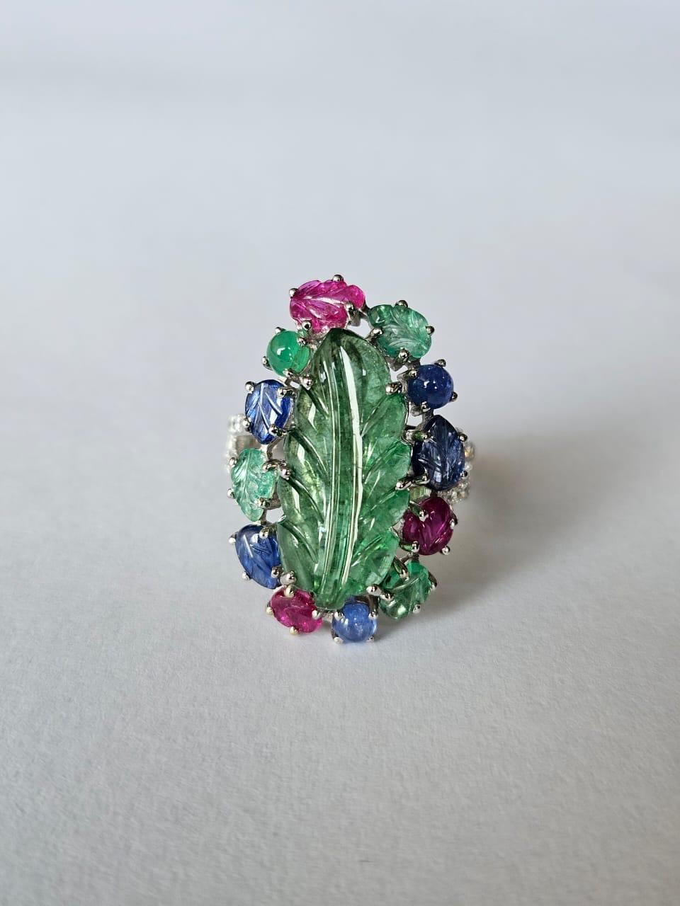 Engastado en Oro de 18K, Esmeralda tallada, Zafiros Azules, Rubí y Diamantes Anillo de Cóctel en venta 4