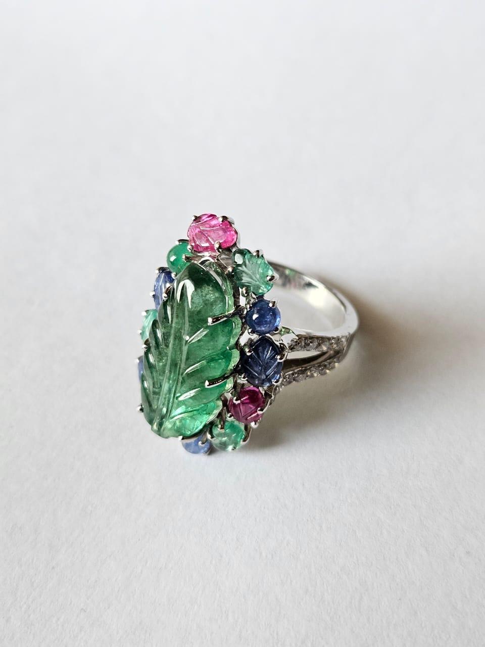 Engastado en Oro de 18K, Esmeralda tallada, Zafiros Azules, Rubí y Diamantes Anillo de Cóctel en venta 5