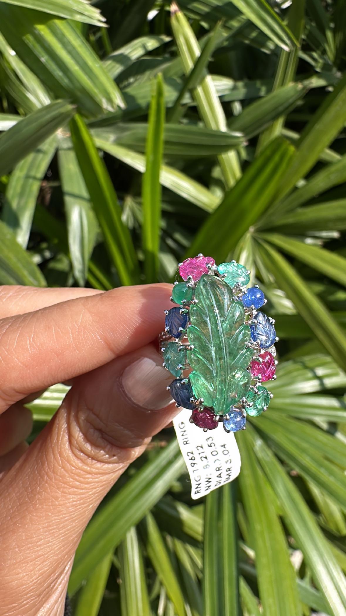 Engastado en Oro de 18K, Esmeralda tallada, Zafiros Azules, Rubí y Diamantes Anillo de Cóctel Romano clásico en venta