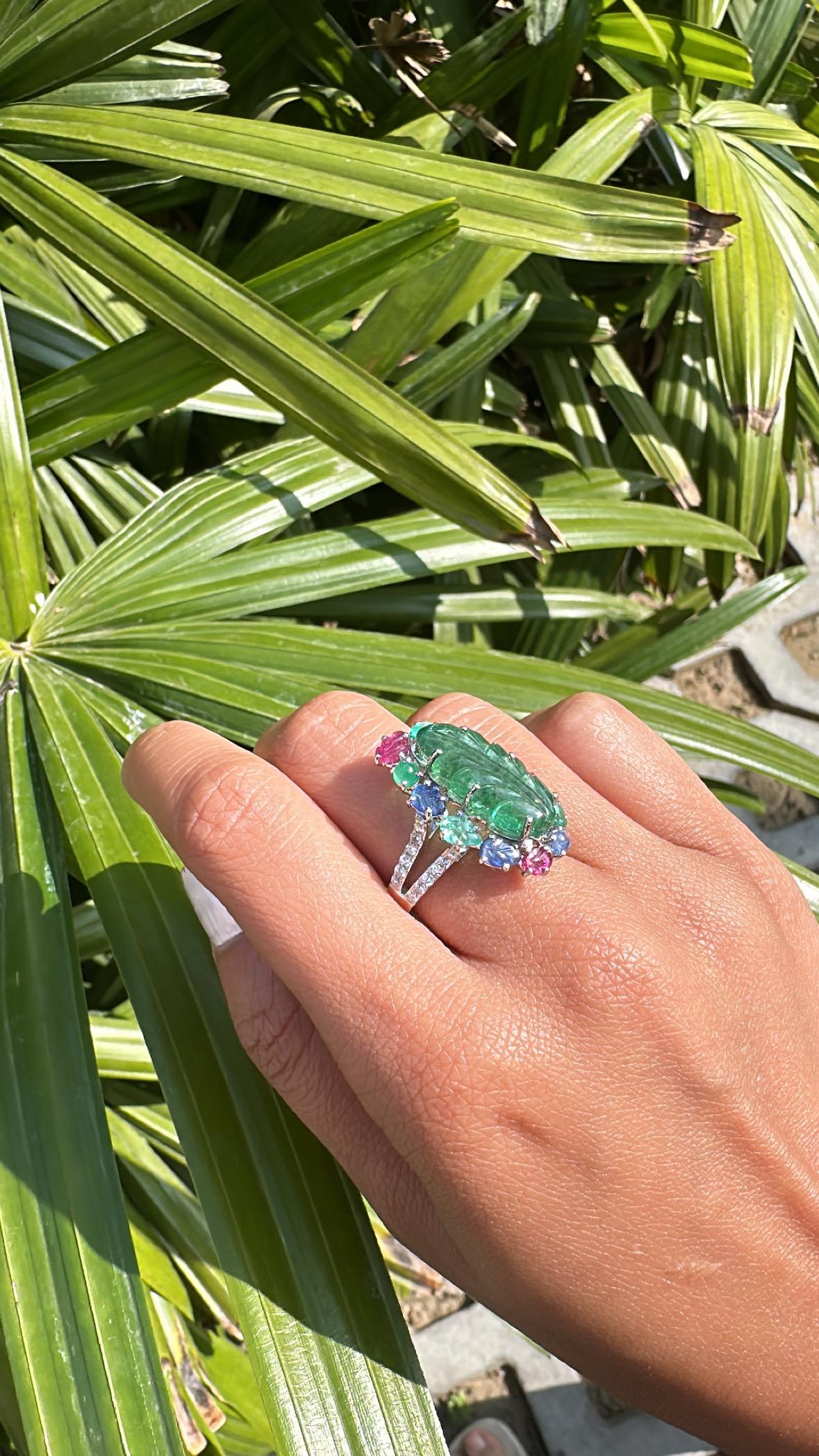 Engastado en Oro de 18K, Esmeralda tallada, Zafiros Azules, Rubí y Diamantes Anillo de Cóctel Corte redondo en venta