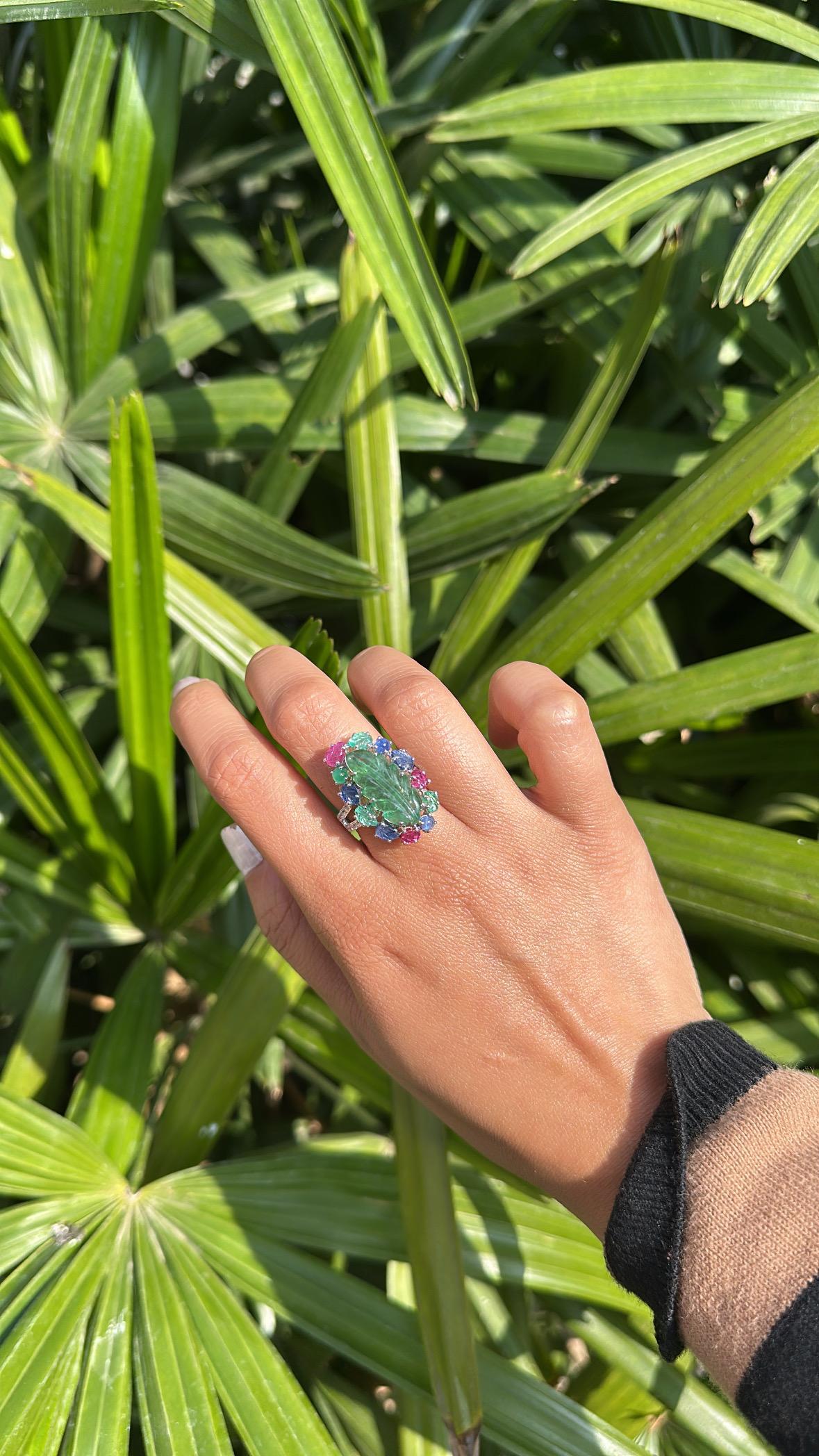 Engastado en Oro de 18K, Esmeralda tallada, Zafiros Azules, Rubí y Diamantes Anillo de Cóctel en Nuevo estado para la venta en Hong Kong, HK