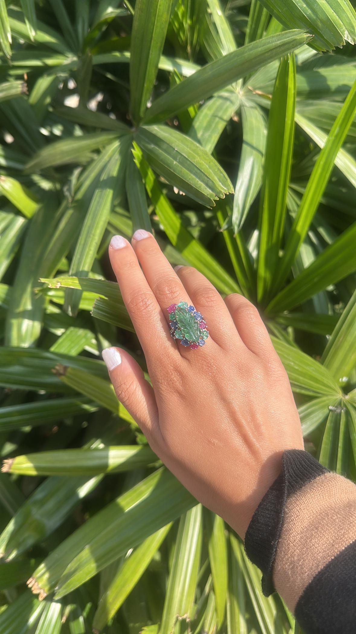 Femenino o masculino Engastado en Oro de 18K, Esmeralda tallada, Zafiros Azules, Rubí y Diamantes Anillo de Cóctel en venta