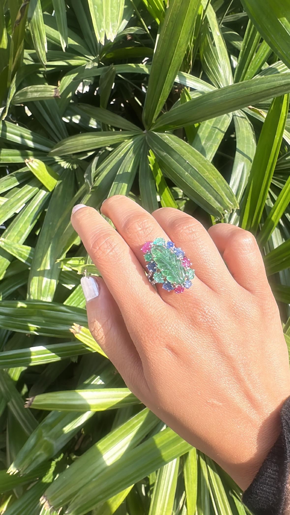 Engastado en Oro de 18K, Esmeralda tallada, Zafiros Azules, Rubí y Diamantes Anillo de Cóctel en venta 1
