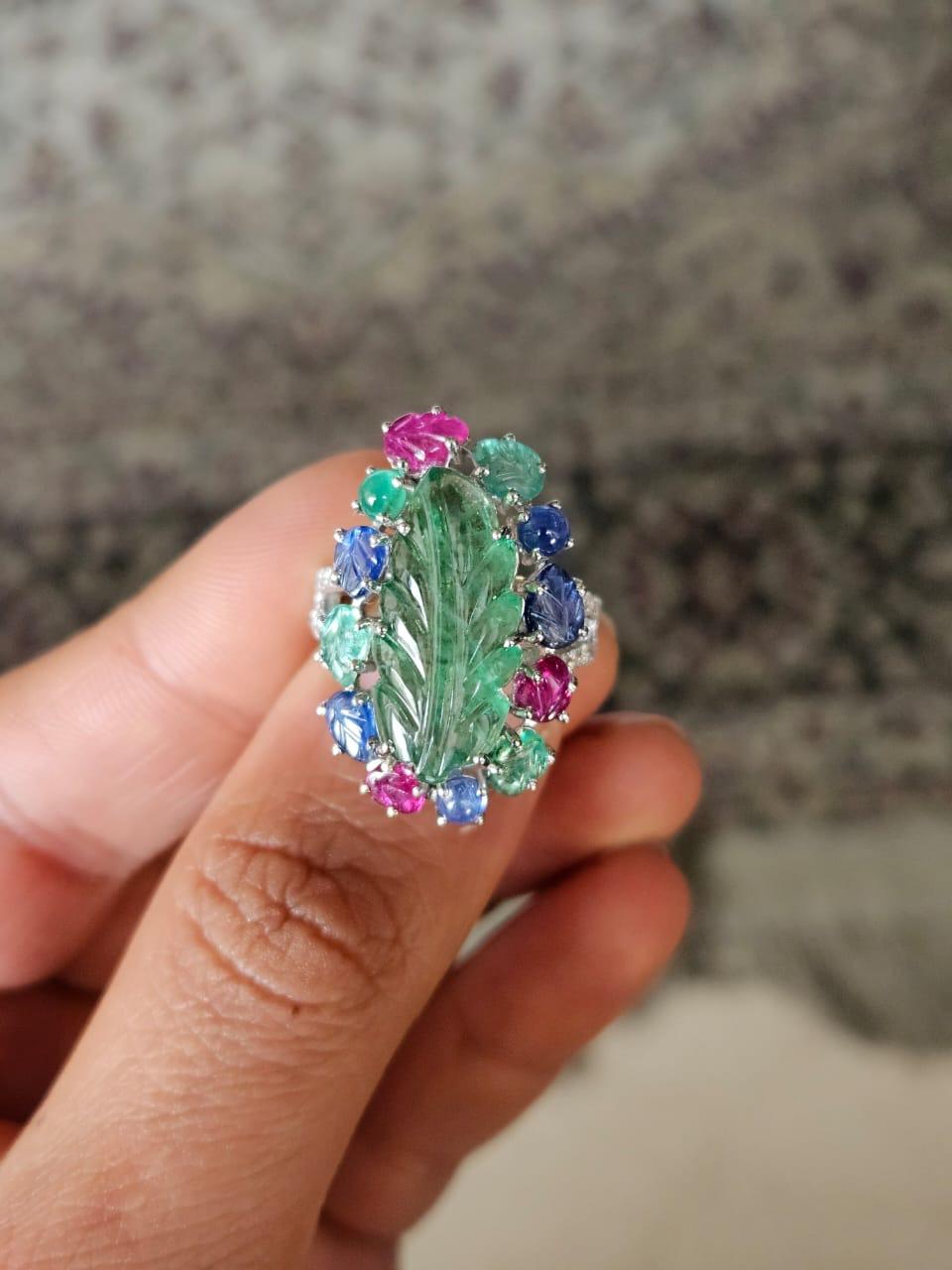 Engastado en Oro de 18K, Esmeralda tallada, Zafiros Azules, Rubí y Diamantes Anillo de Cóctel en venta 2