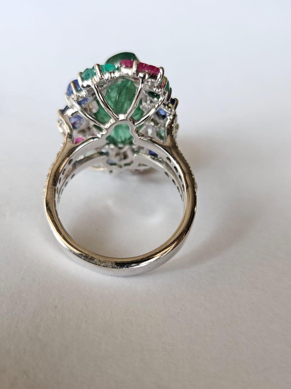 Engastado en Oro de 18K, Esmeralda tallada, Zafiros Azules, Rubí y Diamantes Anillo de Cóctel en venta 3