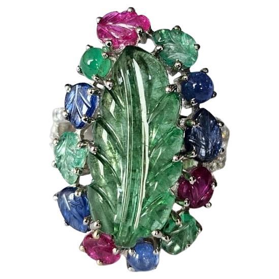 Engastado en Oro de 18K, Esmeralda tallada, Zafiros Azules, Rubí y Diamantes Anillo de Cóctel en venta