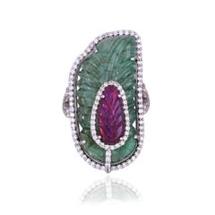 In 18K Gold gefasst, geschnitzter natürlicher Smaragd, geschnitzter Rubin & Diamanten Cocktail Ring
