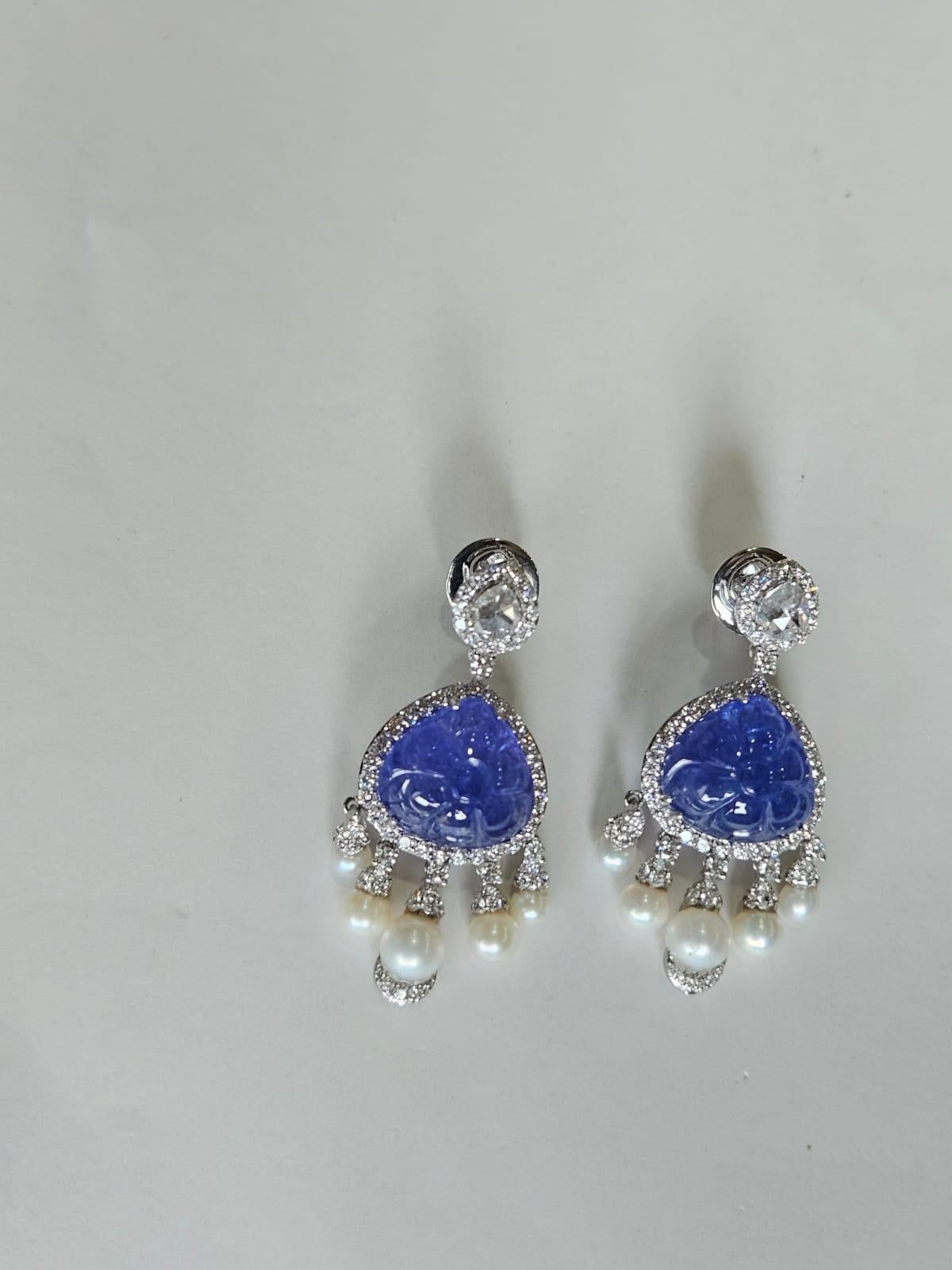 Boucles d'oreilles pendantes en or 18 carats, Tanzanite sculptée, perles d'eau douce et diamants en vente 4