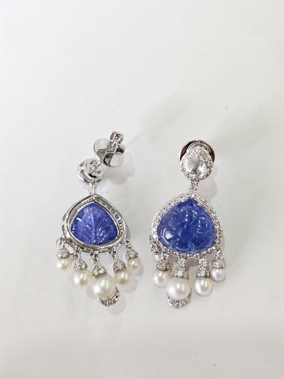 Boucles d'oreilles pendantes en or 18 carats, Tanzanite sculptée, perles d'eau douce et diamants en vente 6