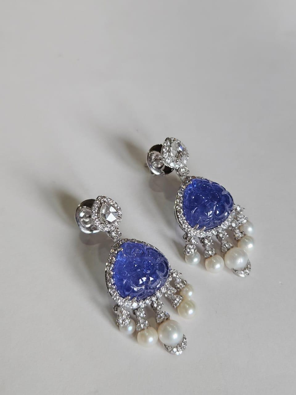 Boucles d'oreilles pendantes en or 18 carats, Tanzanite sculptée, perles d'eau douce et diamants en vente 7