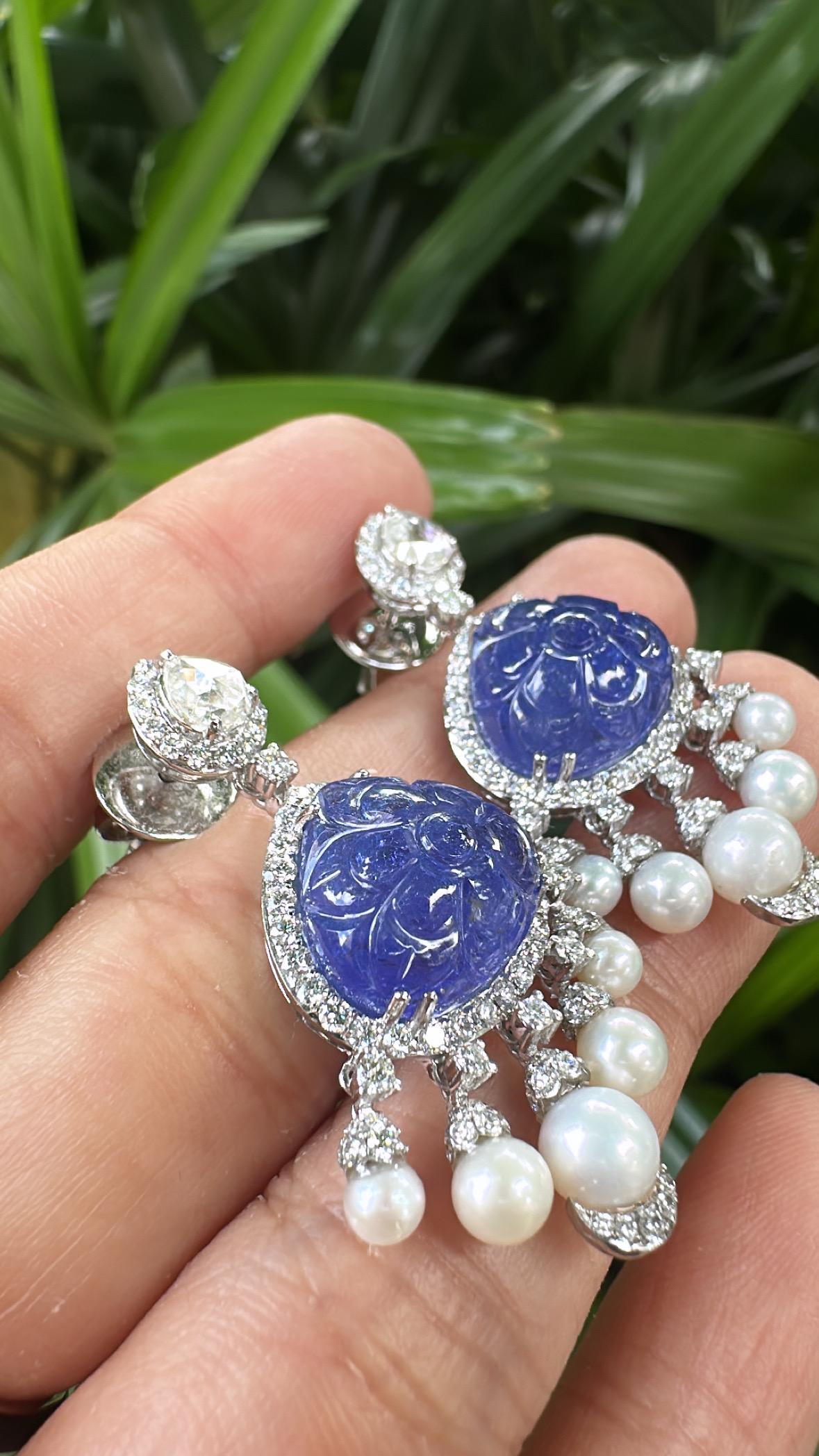 Boucles d'oreilles pendantes en or 18 carats, Tanzanite sculptée, perles d'eau douce et diamants Neuf - En vente à Hong Kong, HK