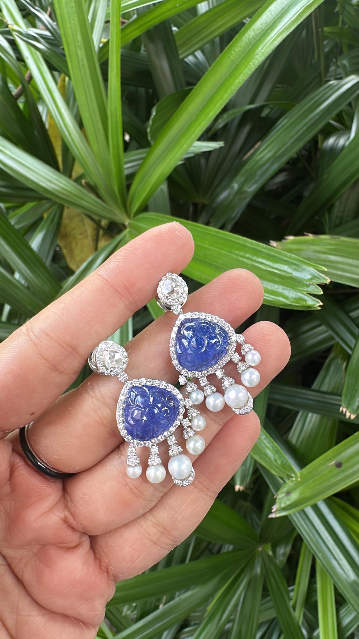 Boucles d'oreilles pendantes en or 18 carats, Tanzanite sculptée, perles d'eau douce et diamants Unisexe en vente
