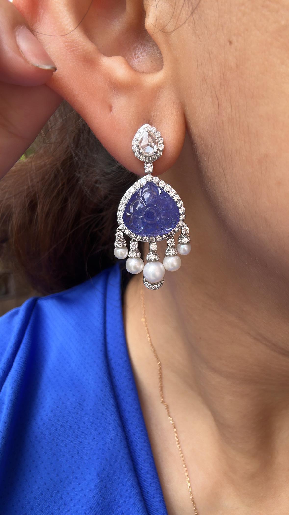 Boucles d'oreilles pendantes en or 18 carats, Tanzanite sculptée, perles d'eau douce et diamants en vente 1
