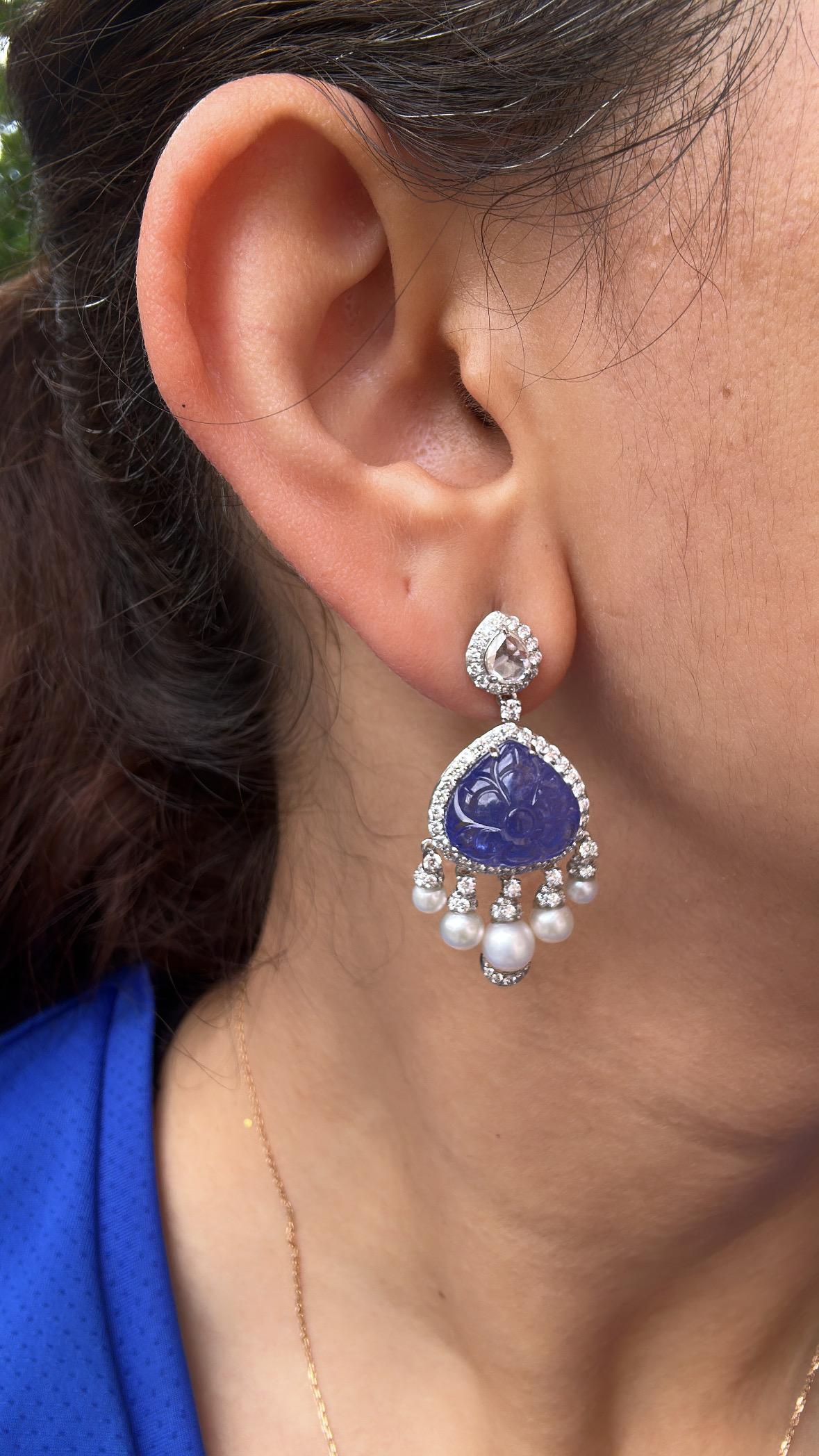 Boucles d'oreilles pendantes en or 18 carats, Tanzanite sculptée, perles d'eau douce et diamants en vente 2