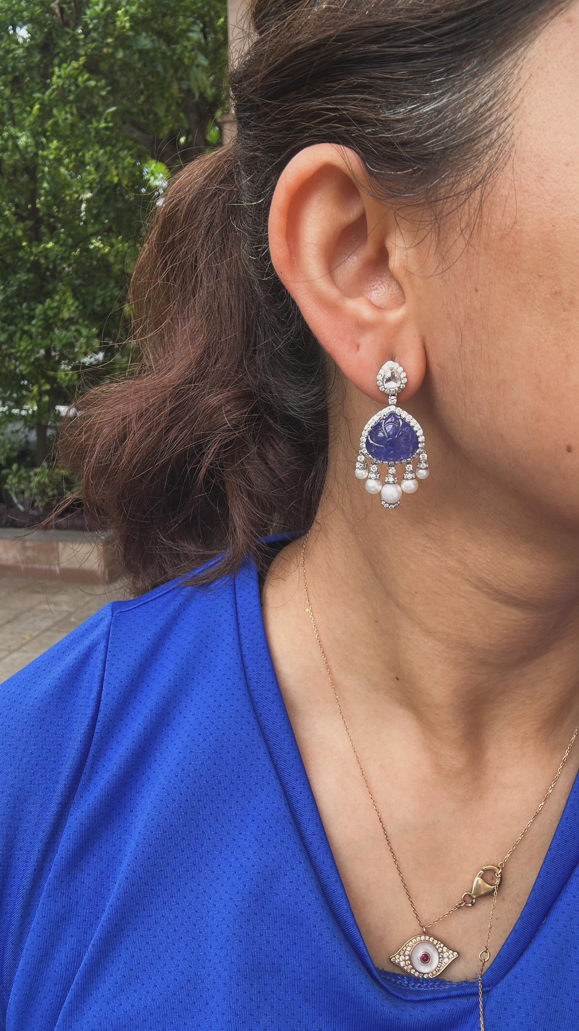 Boucles d'oreilles pendantes en or 18 carats, Tanzanite sculptée, perles d'eau douce et diamants en vente 3