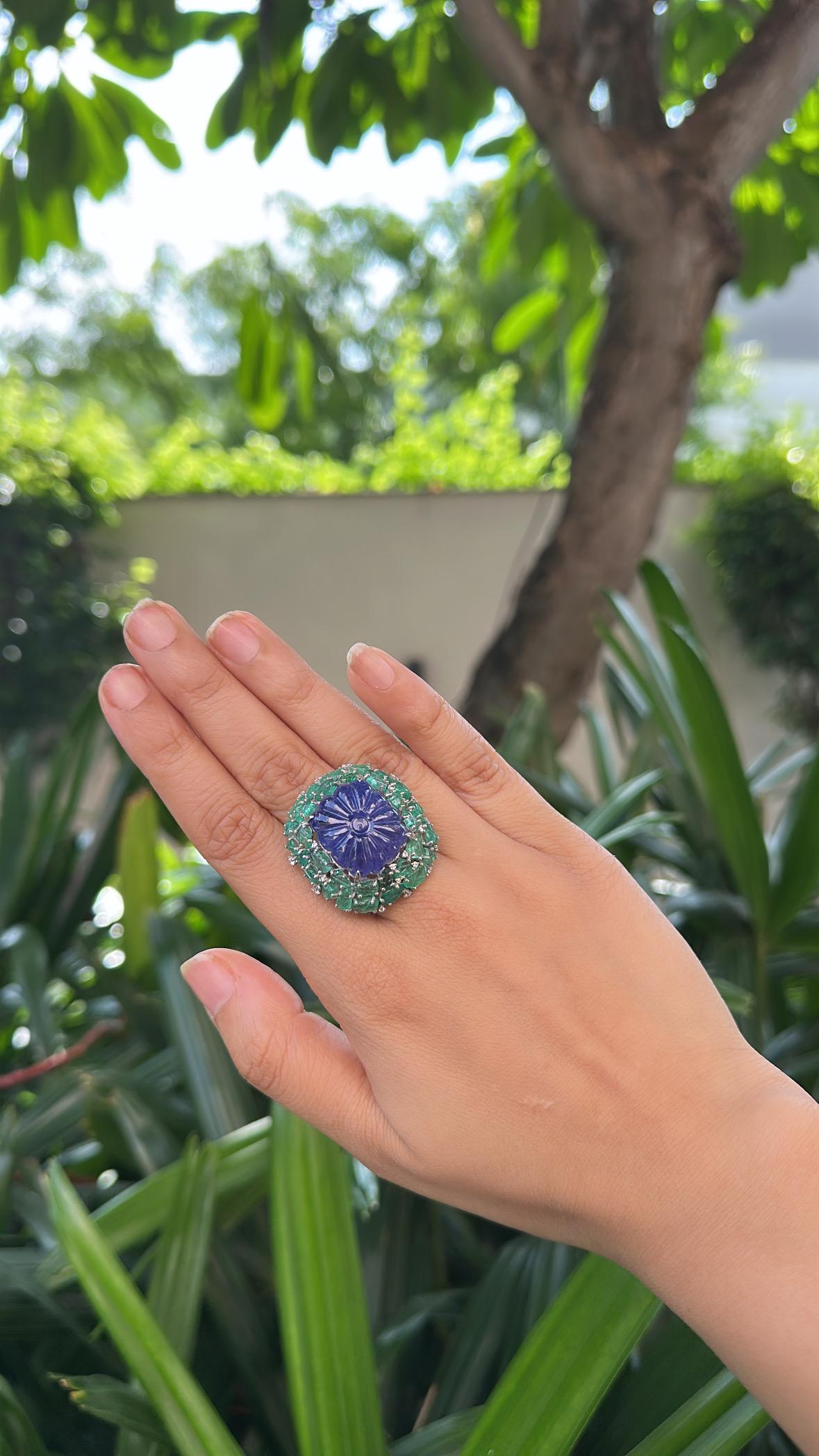 Engastado en Oro de 18K. Anillo de Cóctel de Tanzanita tallada, Esmeraldas de Zambia y Diamantes en venta 4