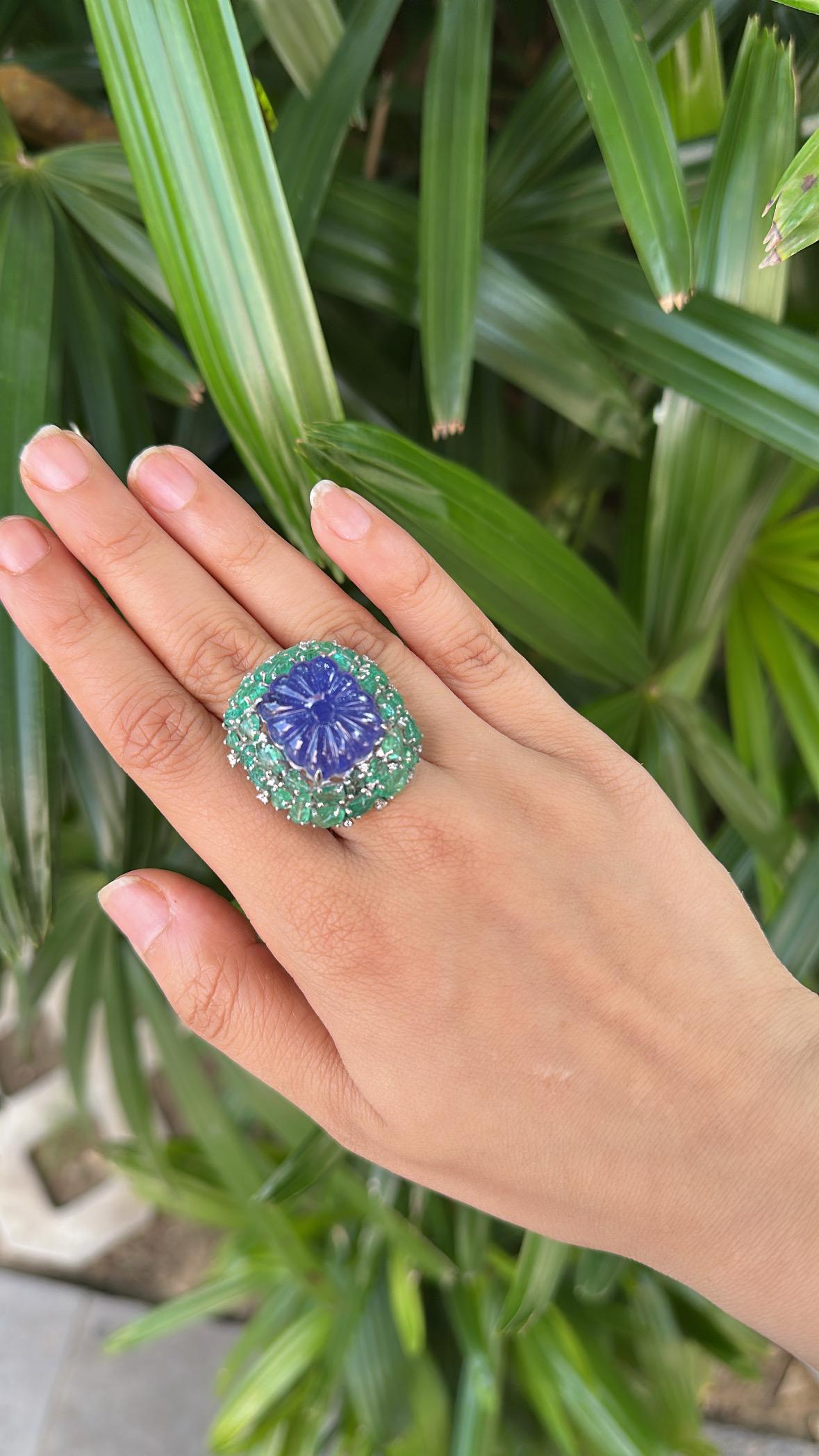 Engastado en Oro de 18K. Anillo de Cóctel de Tanzanita tallada, Esmeraldas de Zambia y Diamantes en venta 5