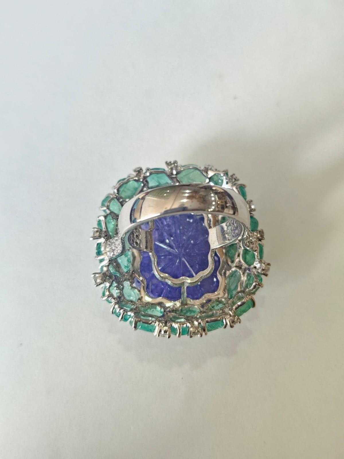 Engastado en Oro de 18K. Anillo de Cóctel de Tanzanita tallada, Esmeraldas de Zambia y Diamantes en venta 6
