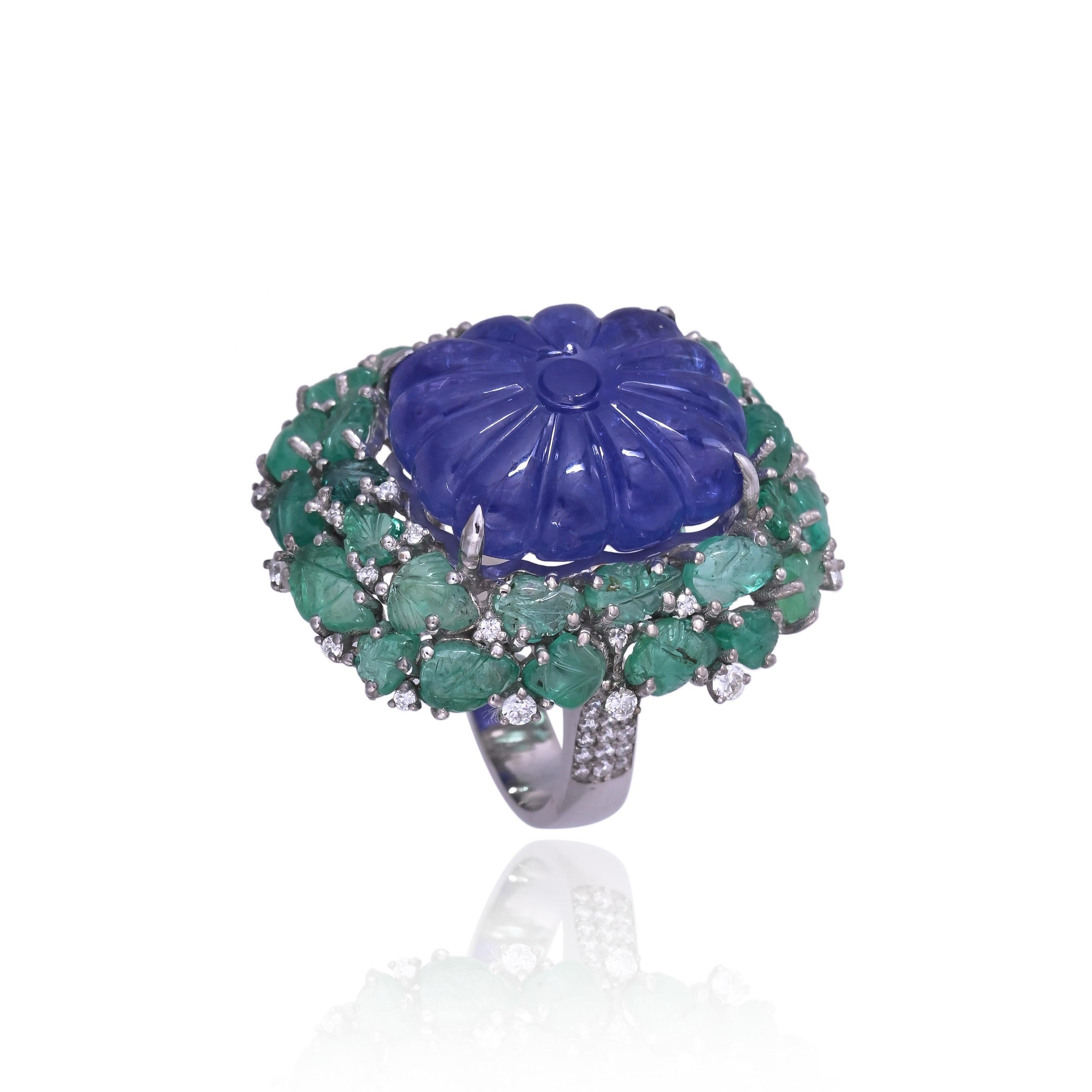 Engastado en Oro de 18K. Anillo de Cóctel de Tanzanita tallada, Esmeraldas de Zambia y Diamantes Art Decó en venta
