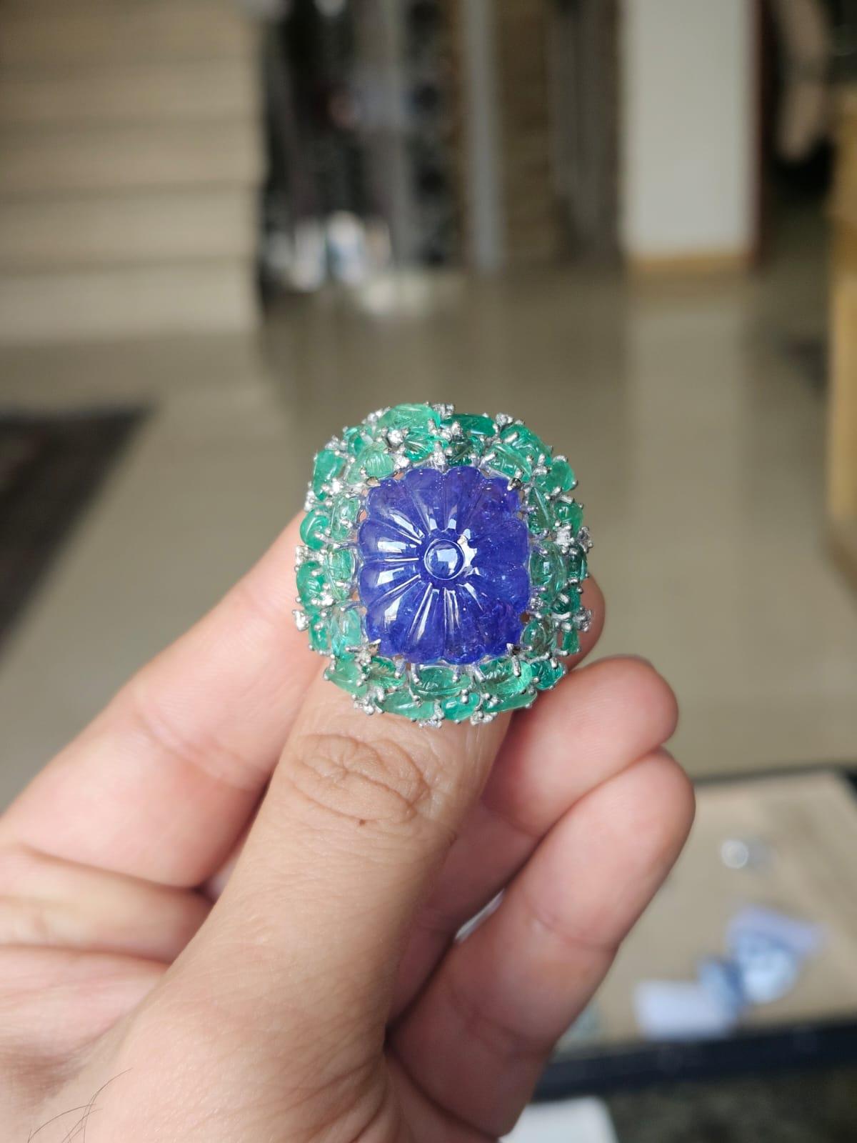 Engastado en Oro de 18K. Anillo de Cóctel de Tanzanita tallada, Esmeraldas de Zambia y Diamantes Corte redondo en venta