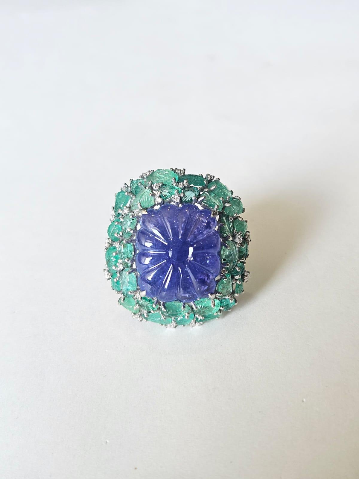 Femenino o masculino Engastado en Oro de 18K. Anillo de Cóctel de Tanzanita tallada, Esmeraldas de Zambia y Diamantes en venta