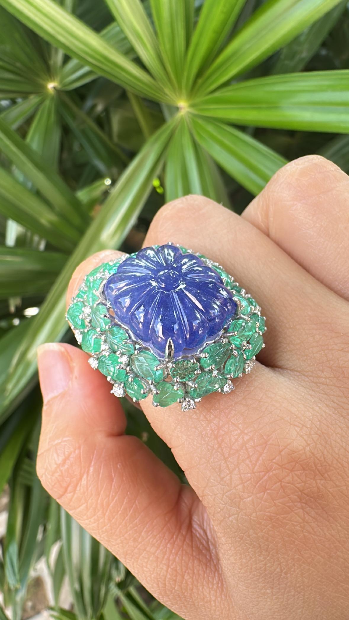 Engastado en Oro de 18K. Anillo de Cóctel de Tanzanita tallada, Esmeraldas de Zambia y Diamantes en venta 1