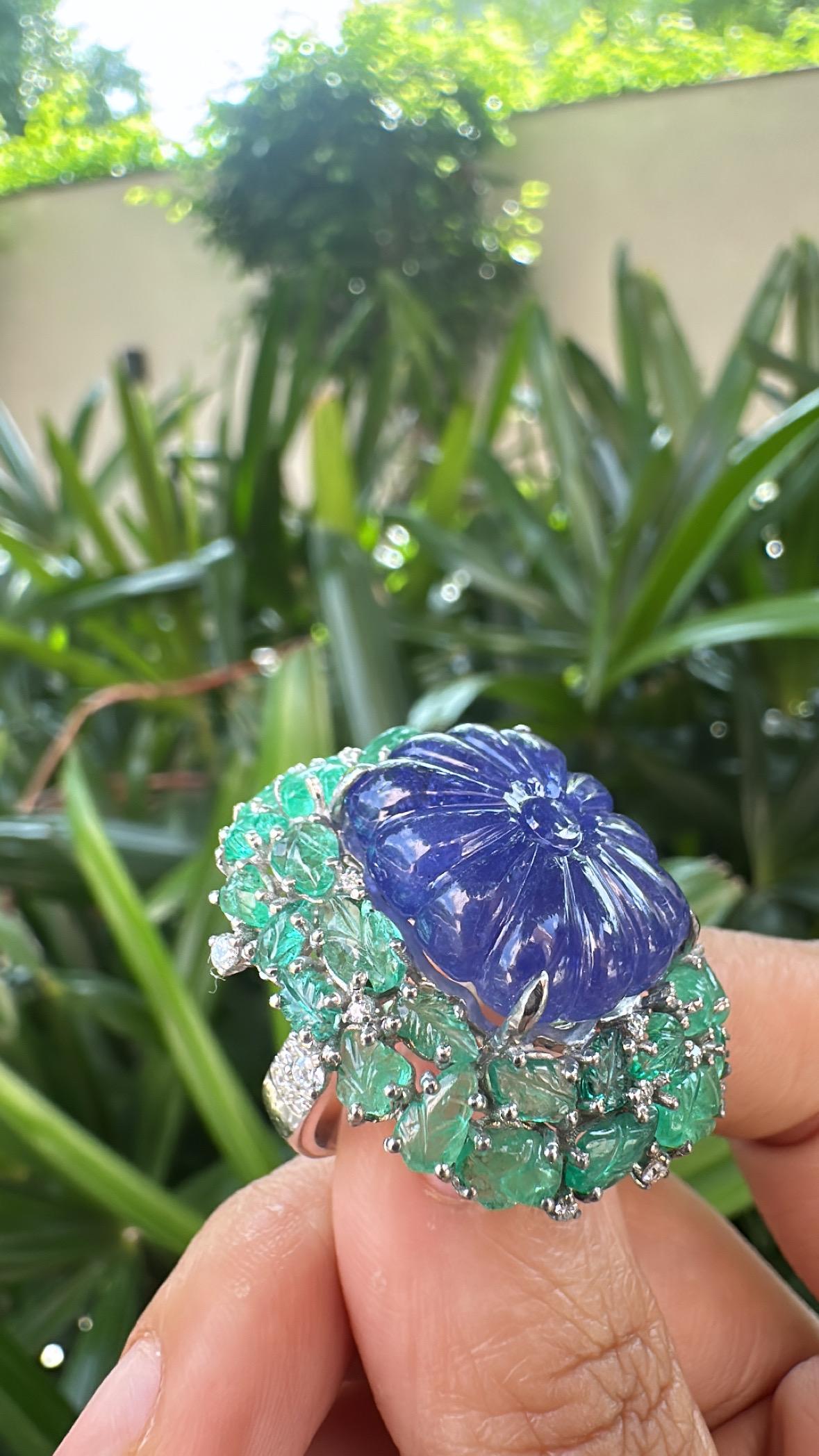 Engastado en Oro de 18K. Anillo de Cóctel de Tanzanita tallada, Esmeraldas de Zambia y Diamantes en venta 2