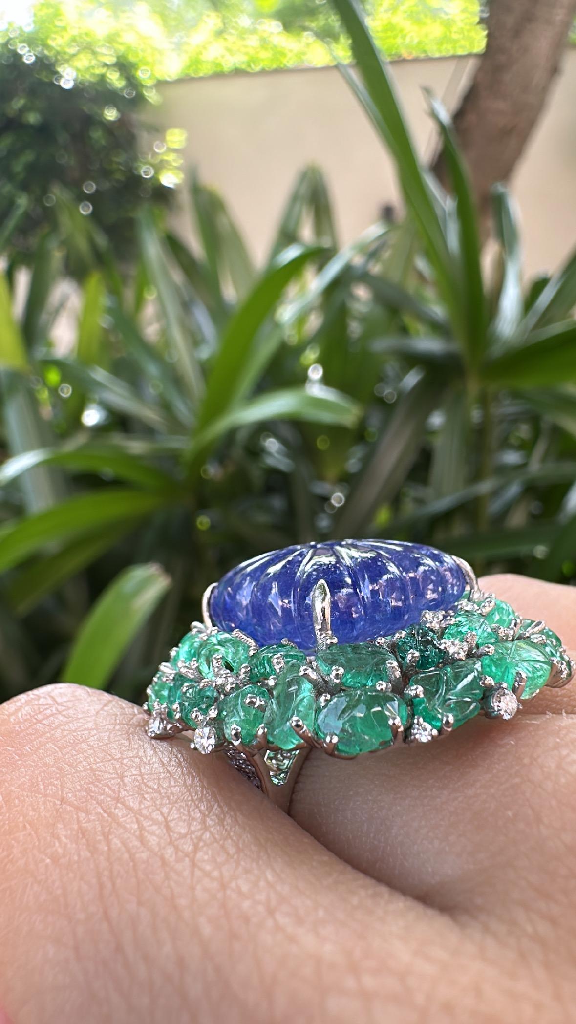 Engastado en Oro de 18K. Anillo de Cóctel de Tanzanita tallada, Esmeraldas de Zambia y Diamantes en venta 3