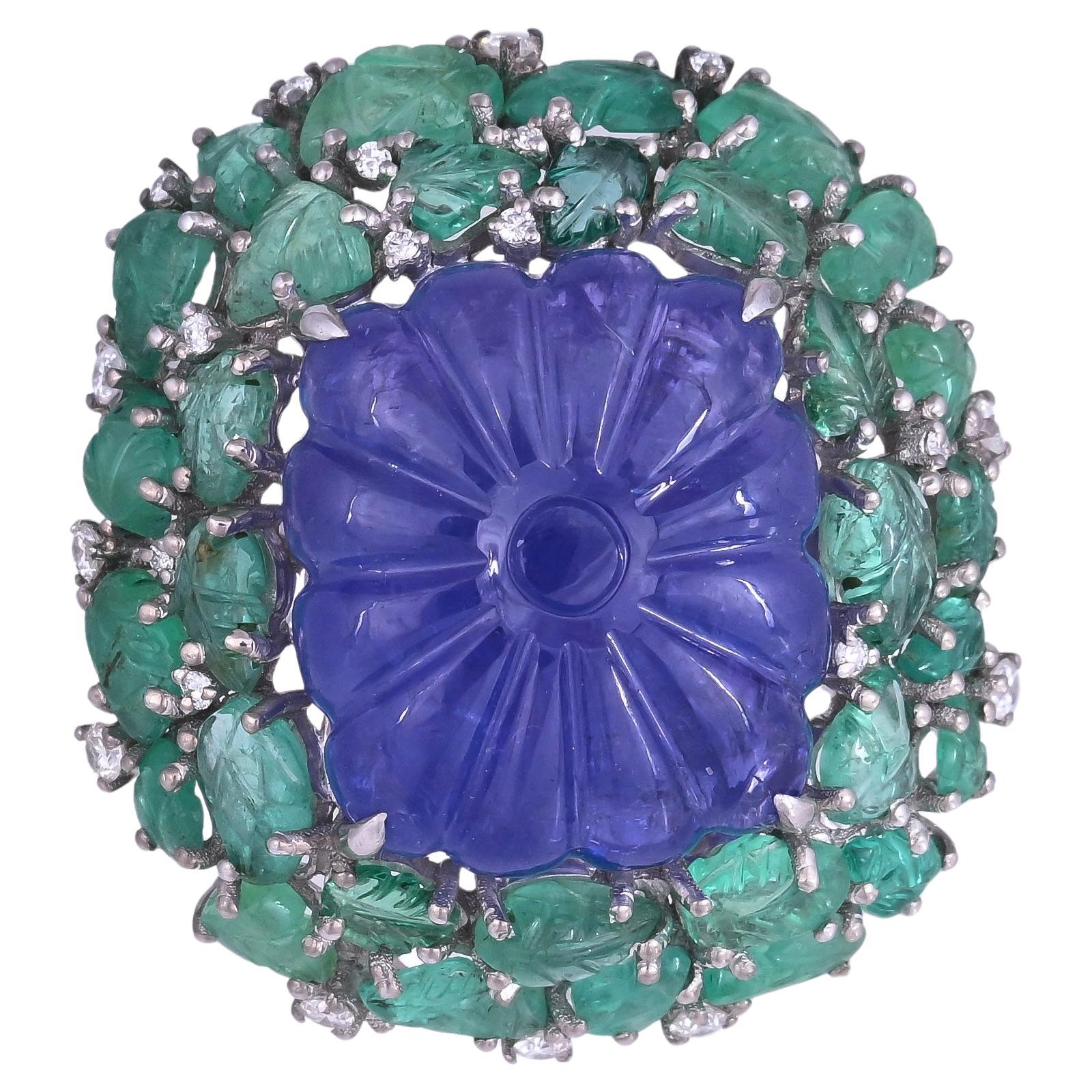 Engastado en Oro de 18K. Anillo de Cóctel de Tanzanita tallada, Esmeraldas de Zambia y Diamantes en venta