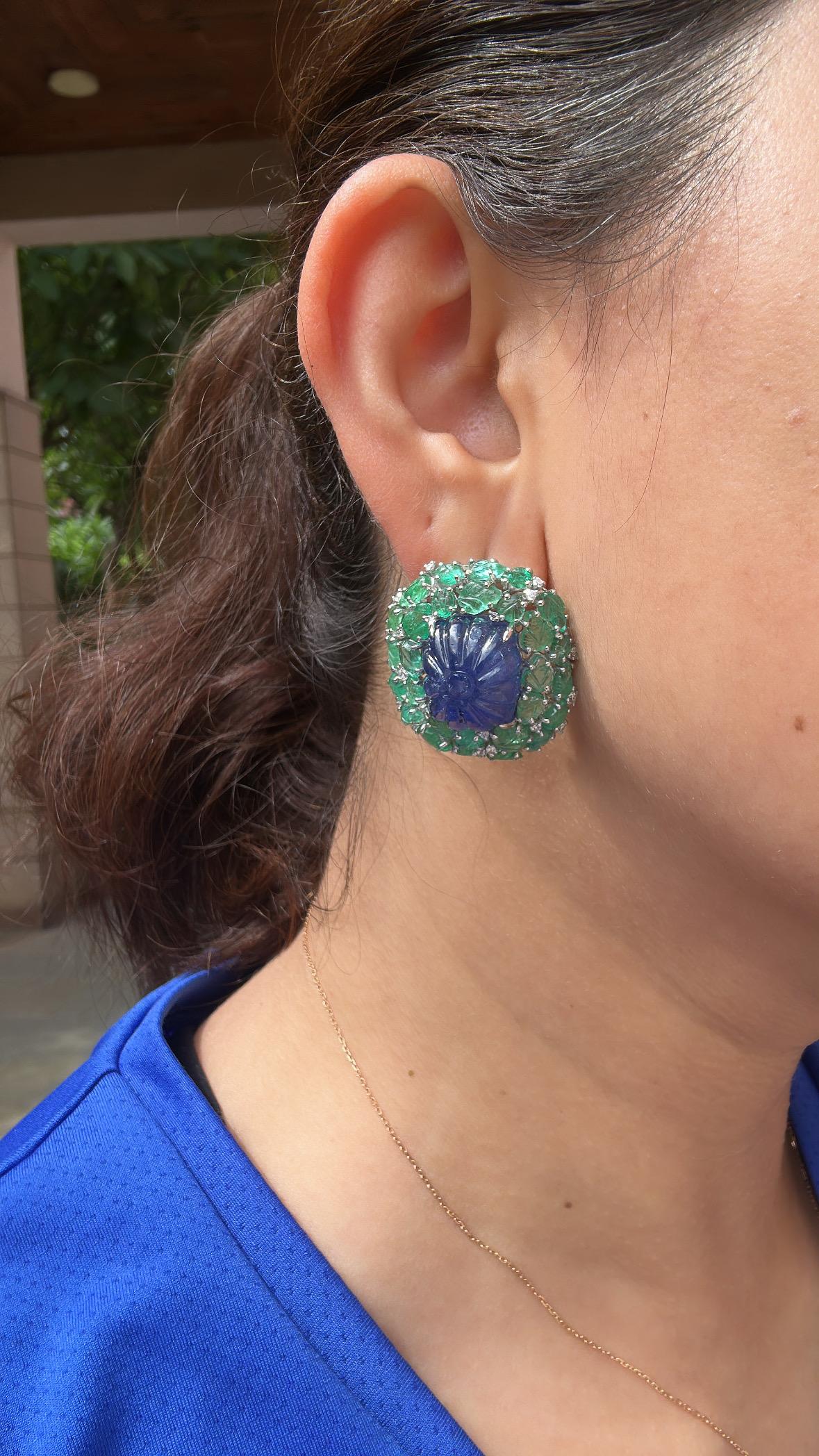 Boucles d'oreilles en or 18 carats, Tanzanites sculptées, Emeraudes sculptées et Diamants en vente 4