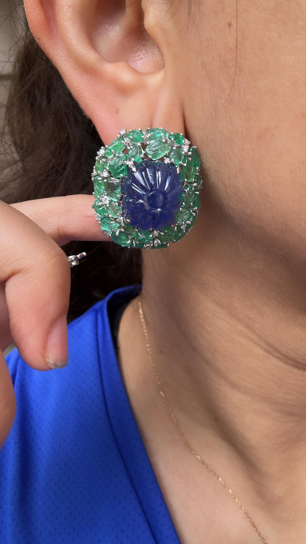 Boucles d'oreilles en or 18 carats, Tanzanites sculptées, Emeraudes sculptées et Diamants en vente 6