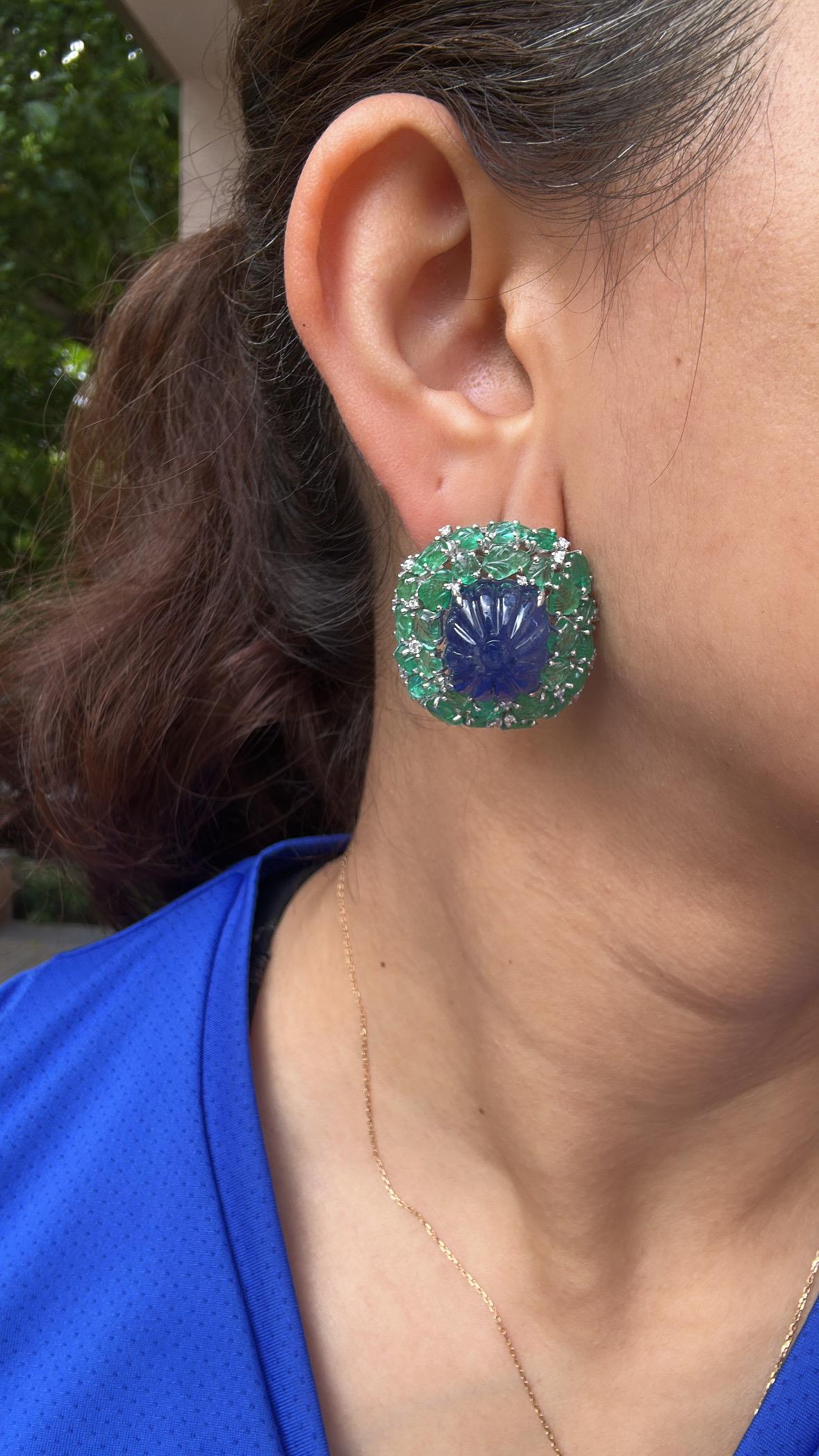 Boucles d'oreilles en or 18 carats, Tanzanites sculptées, Emeraudes sculptées et Diamants en vente 7