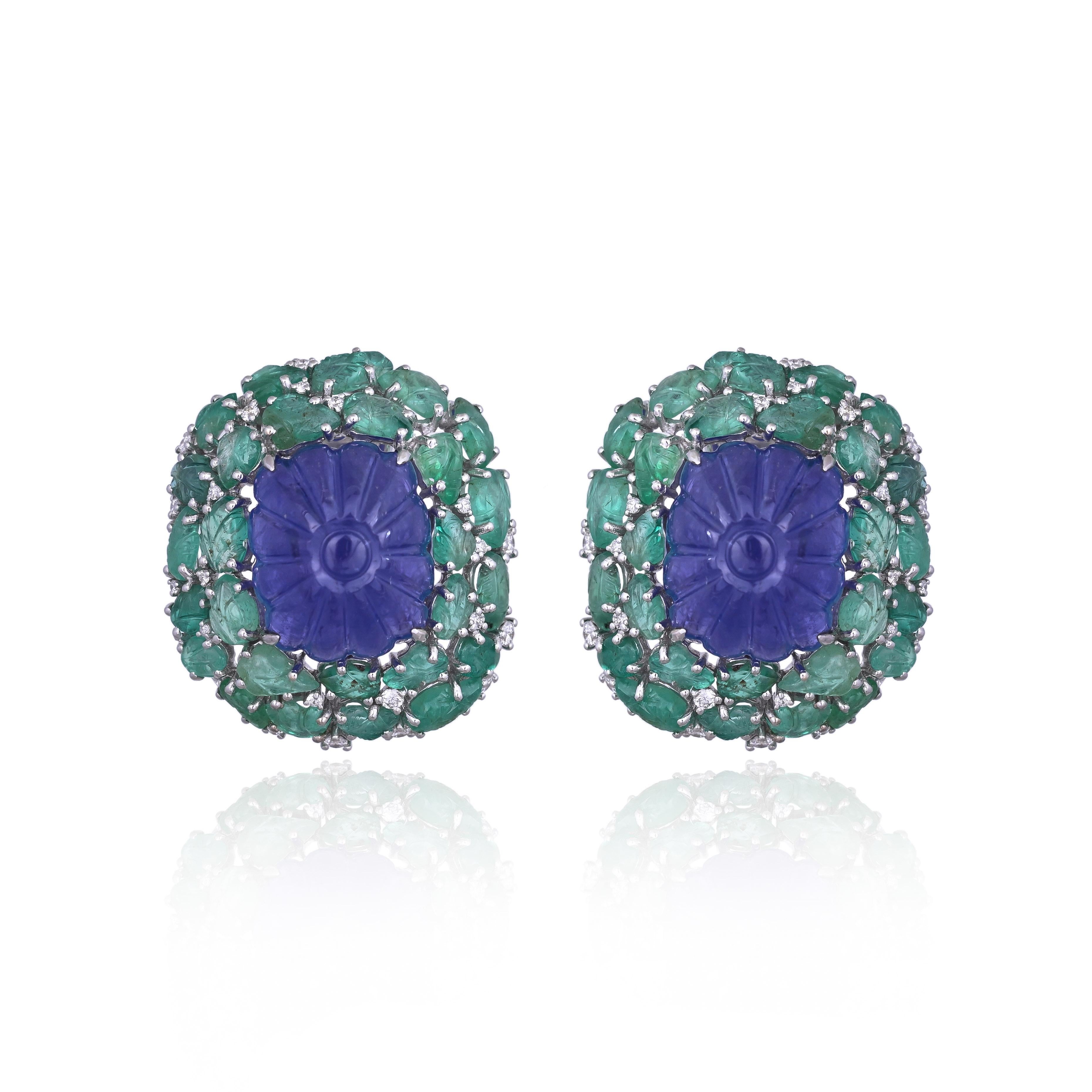 Magnifique boucles d'oreilles Tanzanites et Emeraudes de style moderne, serties de diamants naturels en or 18 carats. Le poids des tanzanites est de 37.15 carats. Les tanzanites proviennent de Tanzanie. Le poids des émeraudes est de 12,34 carats.