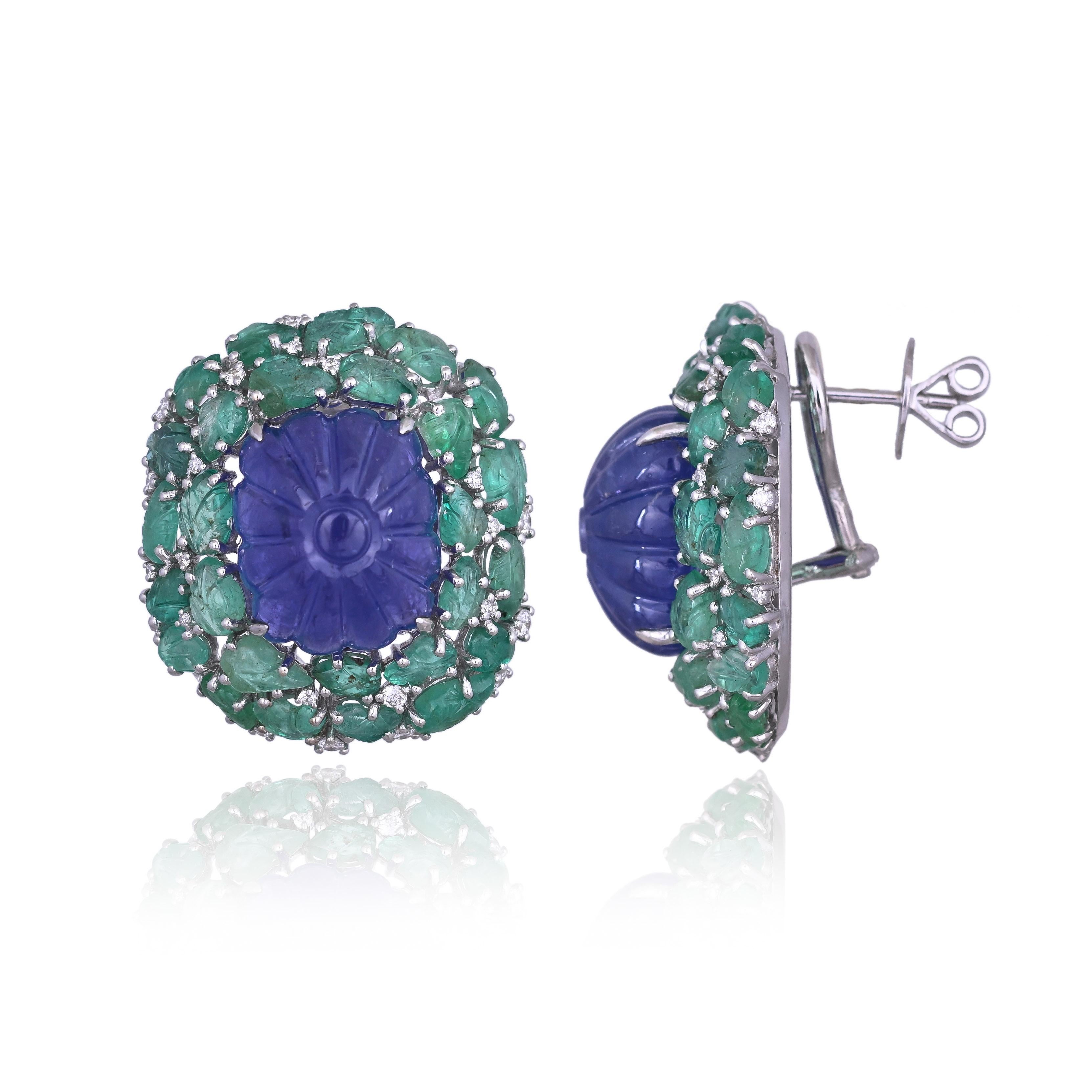Moderne Boucles d'oreilles en or 18 carats, Tanzanites sculptées, Emeraudes sculptées et Diamants en vente