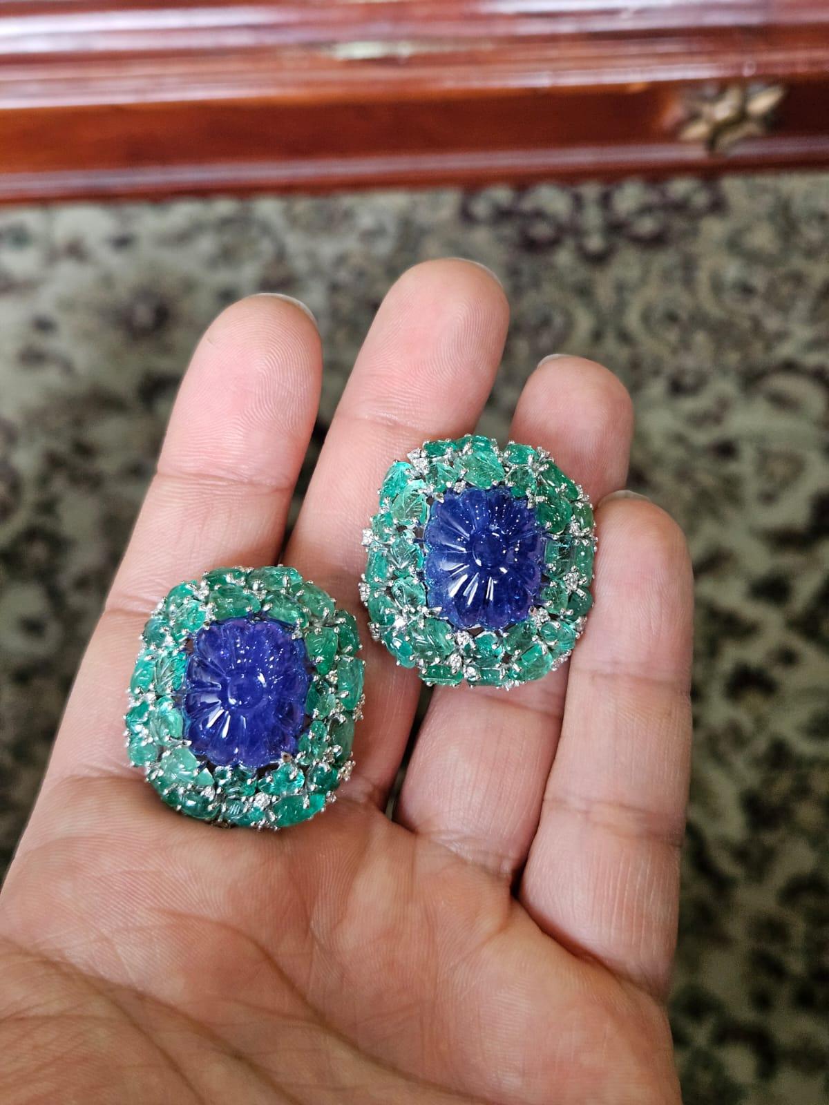 Taille ronde Boucles d'oreilles en or 18 carats, Tanzanites sculptées, Emeraudes sculptées et Diamants en vente