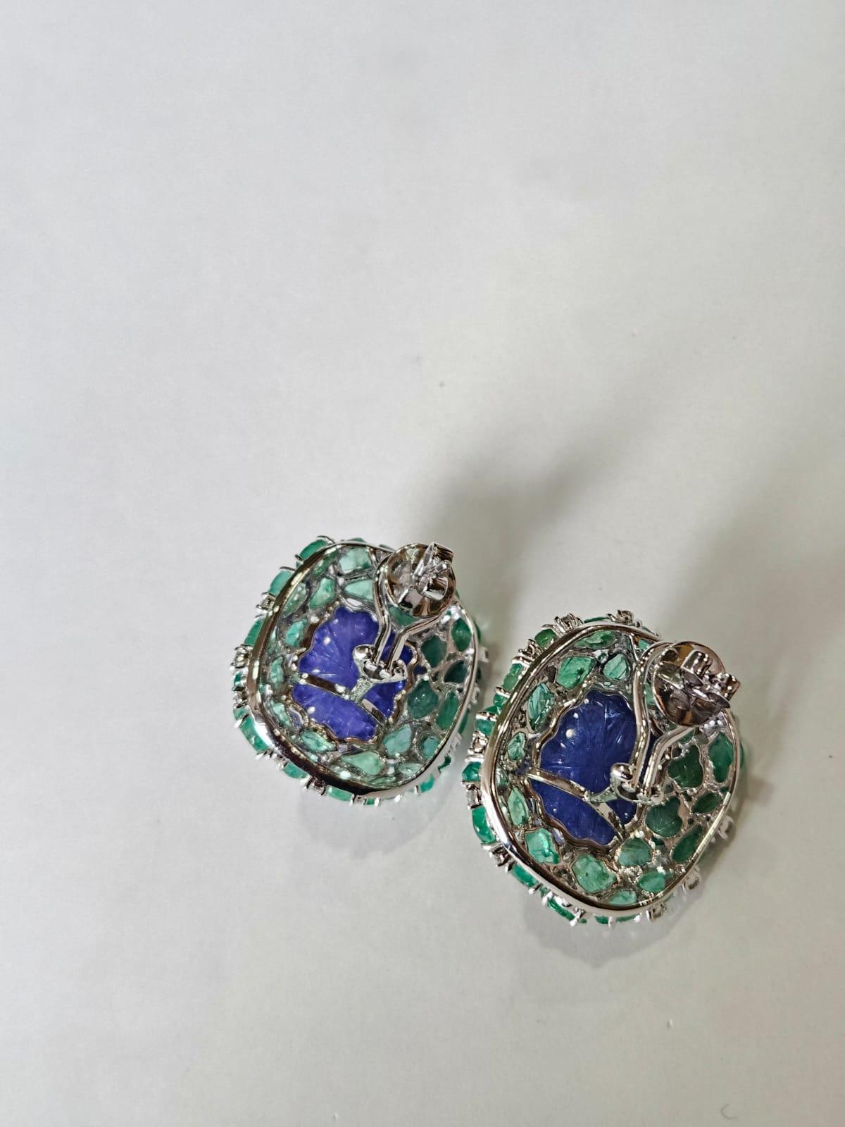 Boucles d'oreilles en or 18 carats, Tanzanites sculptées, Emeraudes sculptées et Diamants Neuf - En vente à Hong Kong, HK