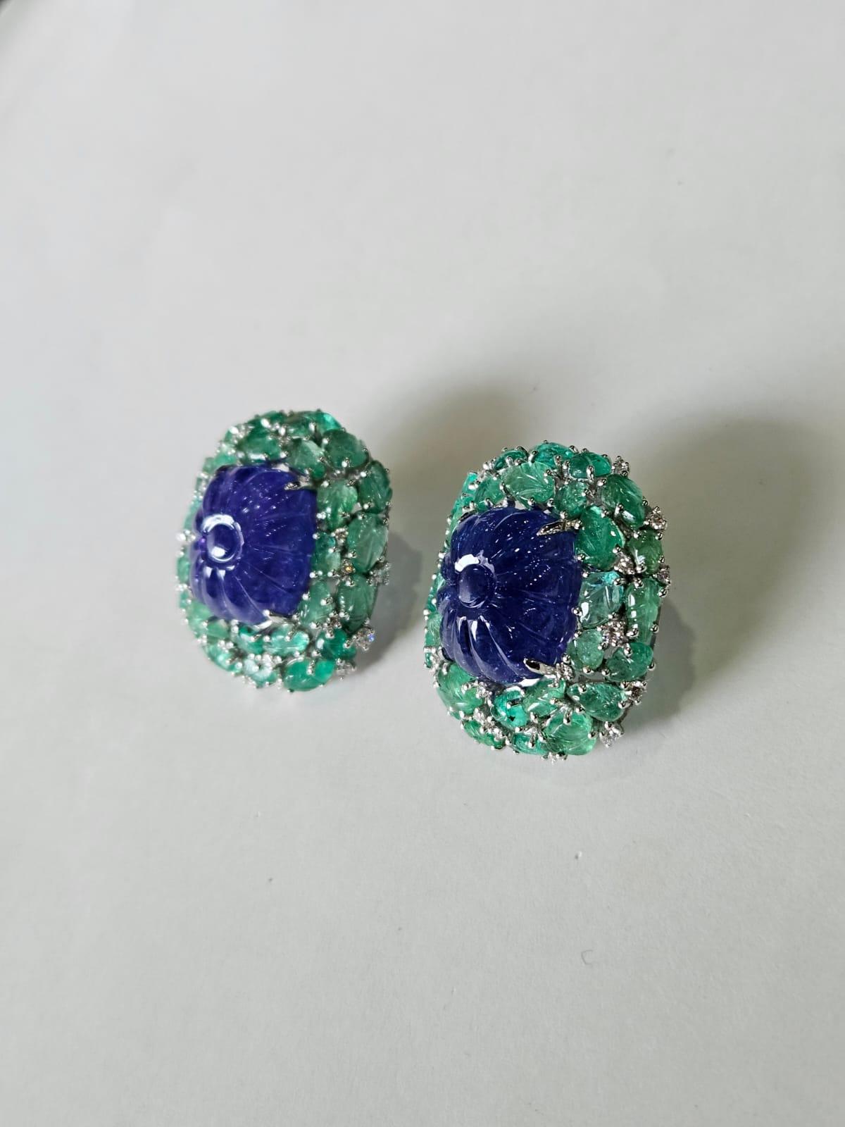Boucles d'oreilles en or 18 carats, Tanzanites sculptées, Emeraudes sculptées et Diamants Unisexe en vente